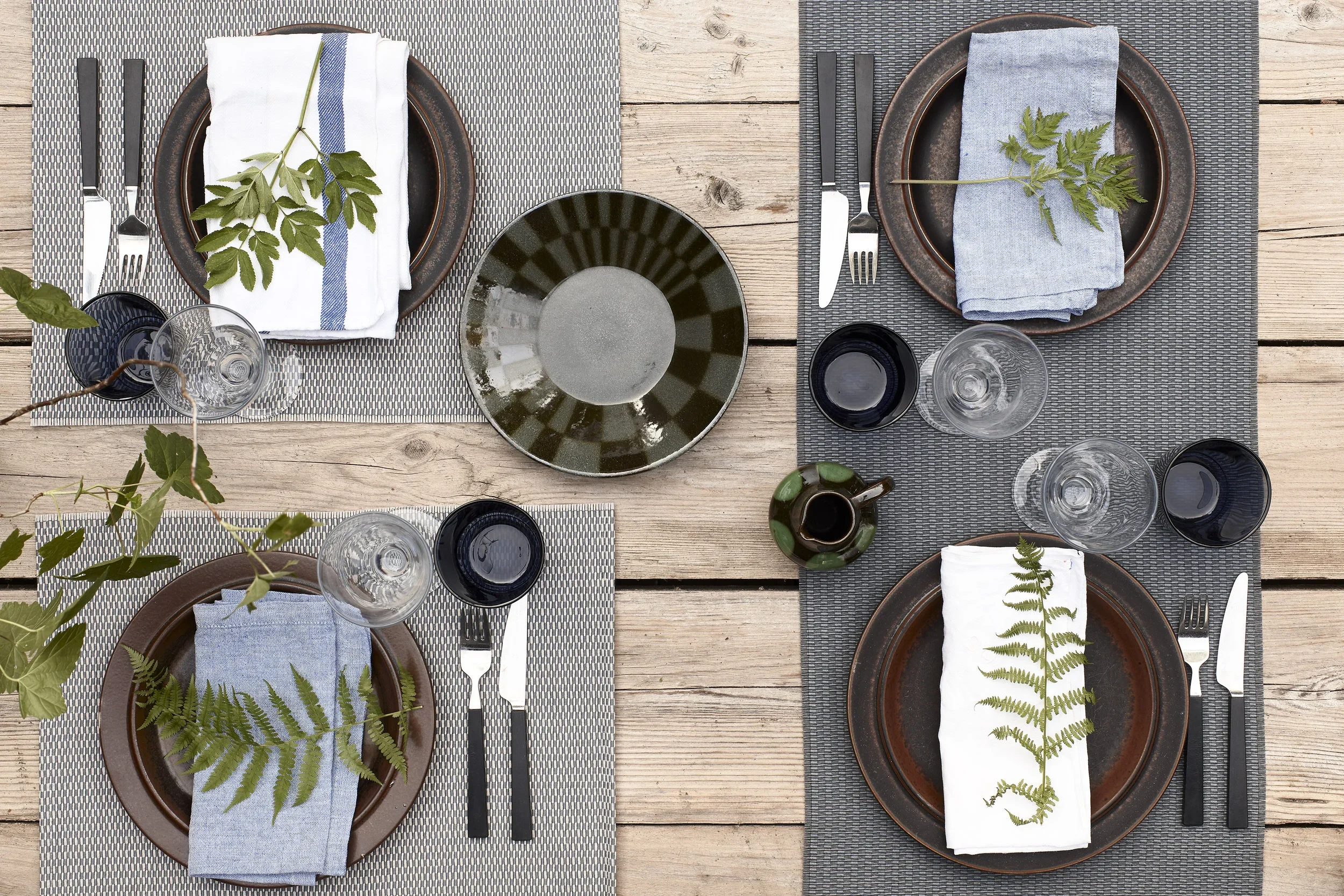 Morning 3114015 graphite-stone place mats and Morning 3114040 graphite table runner