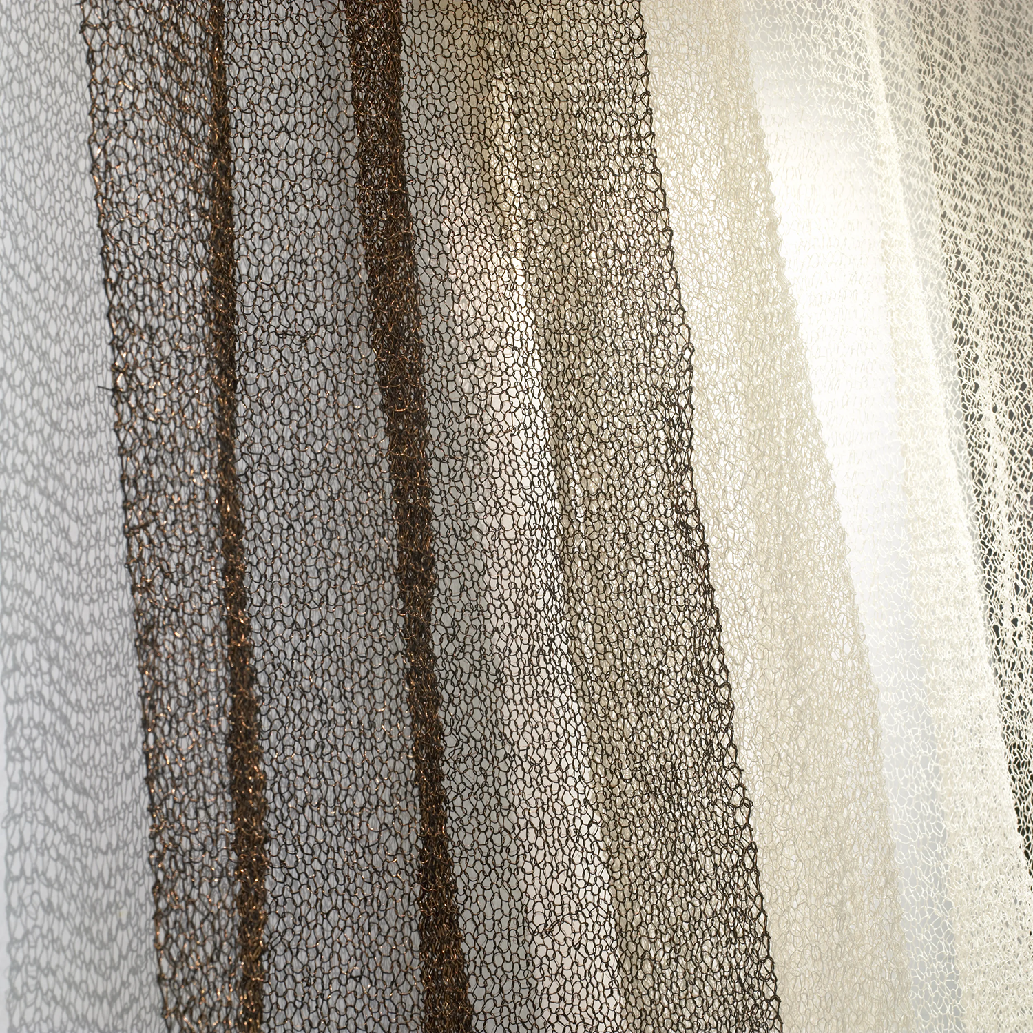 Mesh 7111605 wenge-copper together with Veil 7210101 white