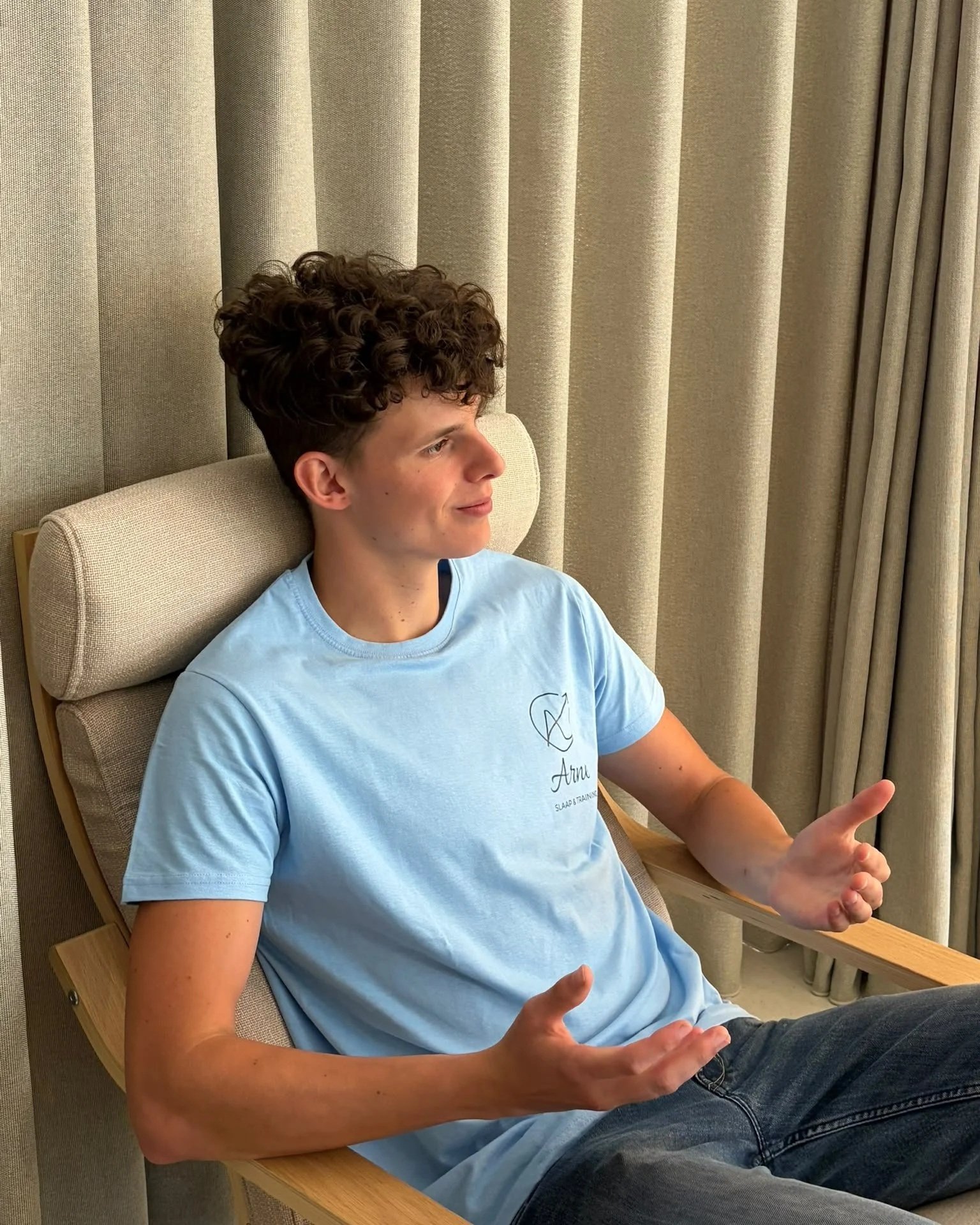 Slaapcoach Arne legt de werkwijze uit tijdens een sessie van het slaaptraject voor shiftwerkers
