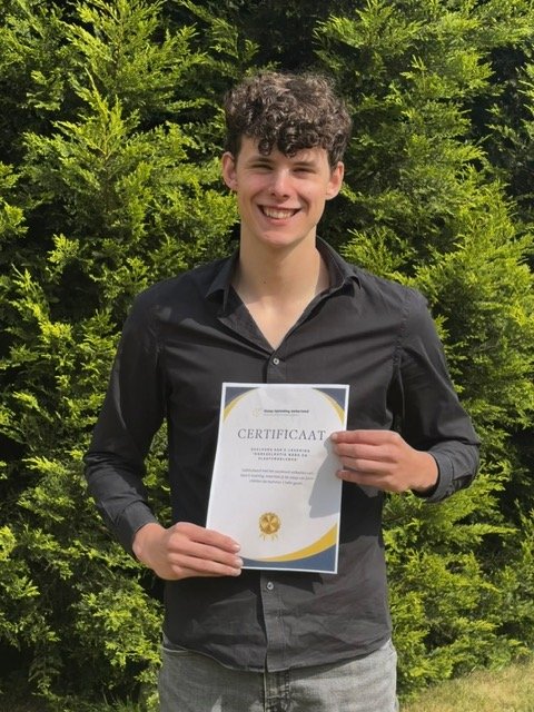 Gecertificeerd slaapspecialist Arne Penneman met officieel diploma voor het behandelen van insomnie en slaapproblemen bij shiftwerkers in het Waasland en Beveren