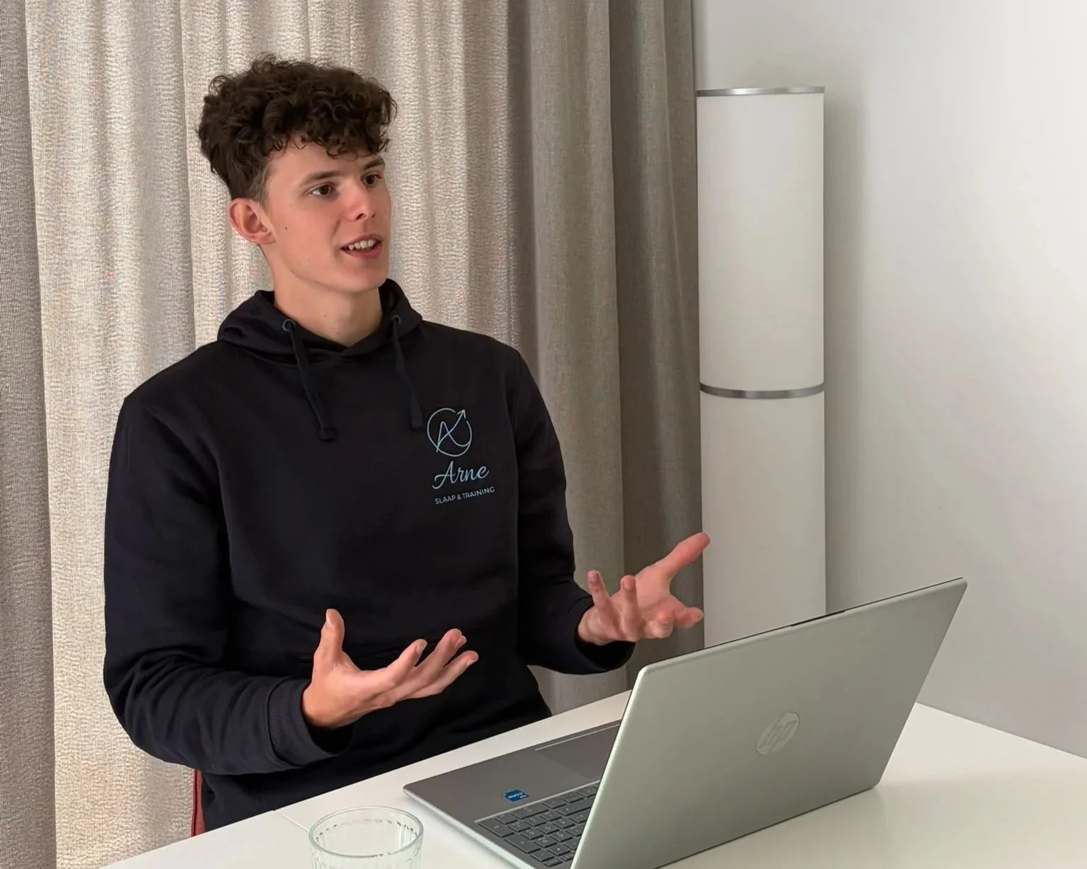 Slaapcoach Arne tijdens een online intake en gratis slaapadviesgesprek voor shiftwerkers