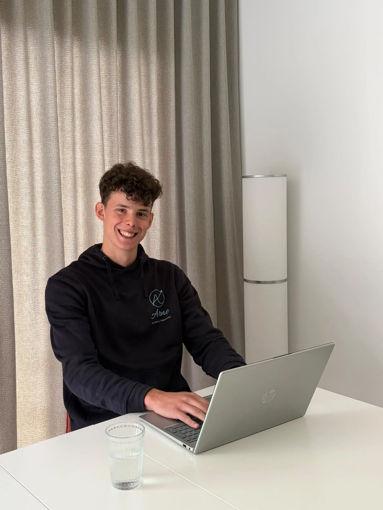 Slaapcoach Arne aan het werk tijdens de voorbereiding van een slaaptraject voor shiftwerkers
