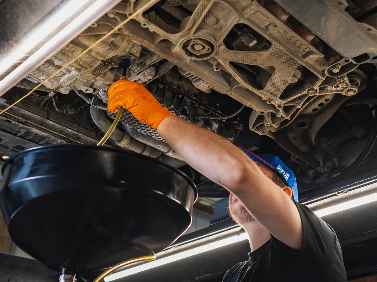 Hs Autopalvelu vaihtaa autoon öljyjä