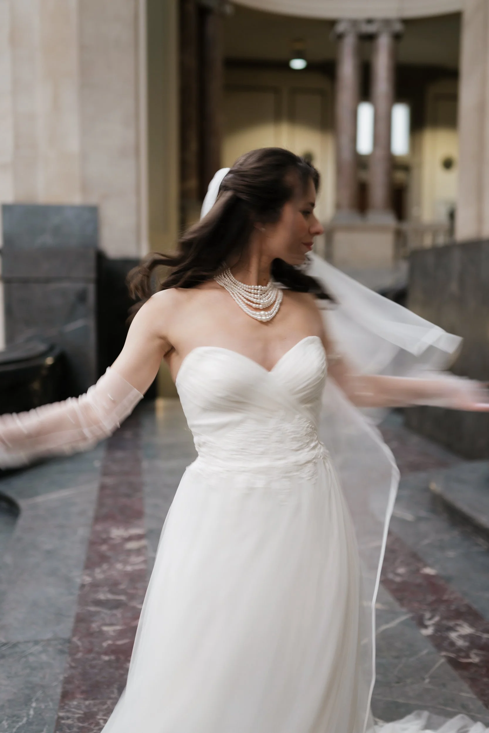 Braut, die im Hochzeitskleid tanzt in einer Kirche