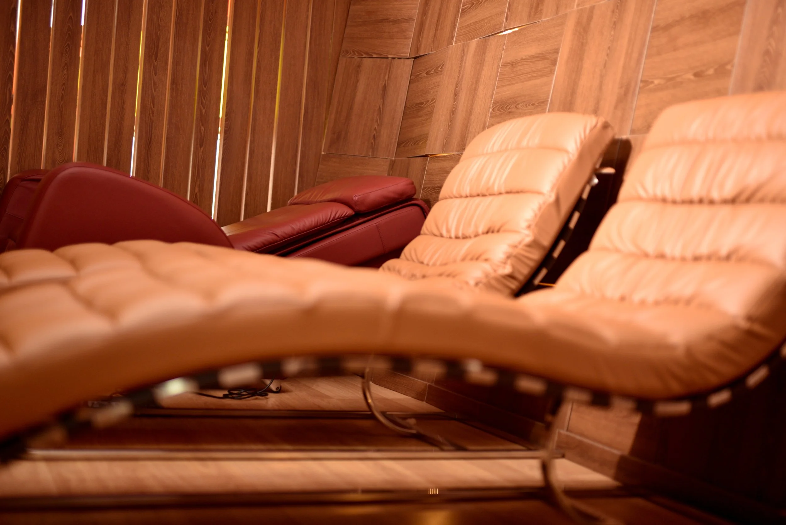 
Private executive relaxation lounge designed for Sahara Energy PJ pilots featuring warm materials and ergonomic recliners for workplace wellbeing

