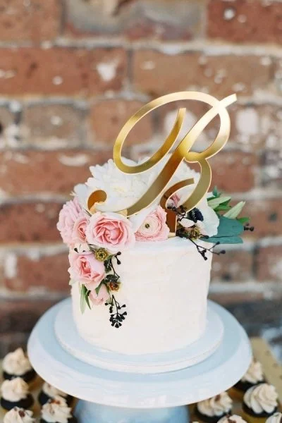 Pink roses on a wedding cake