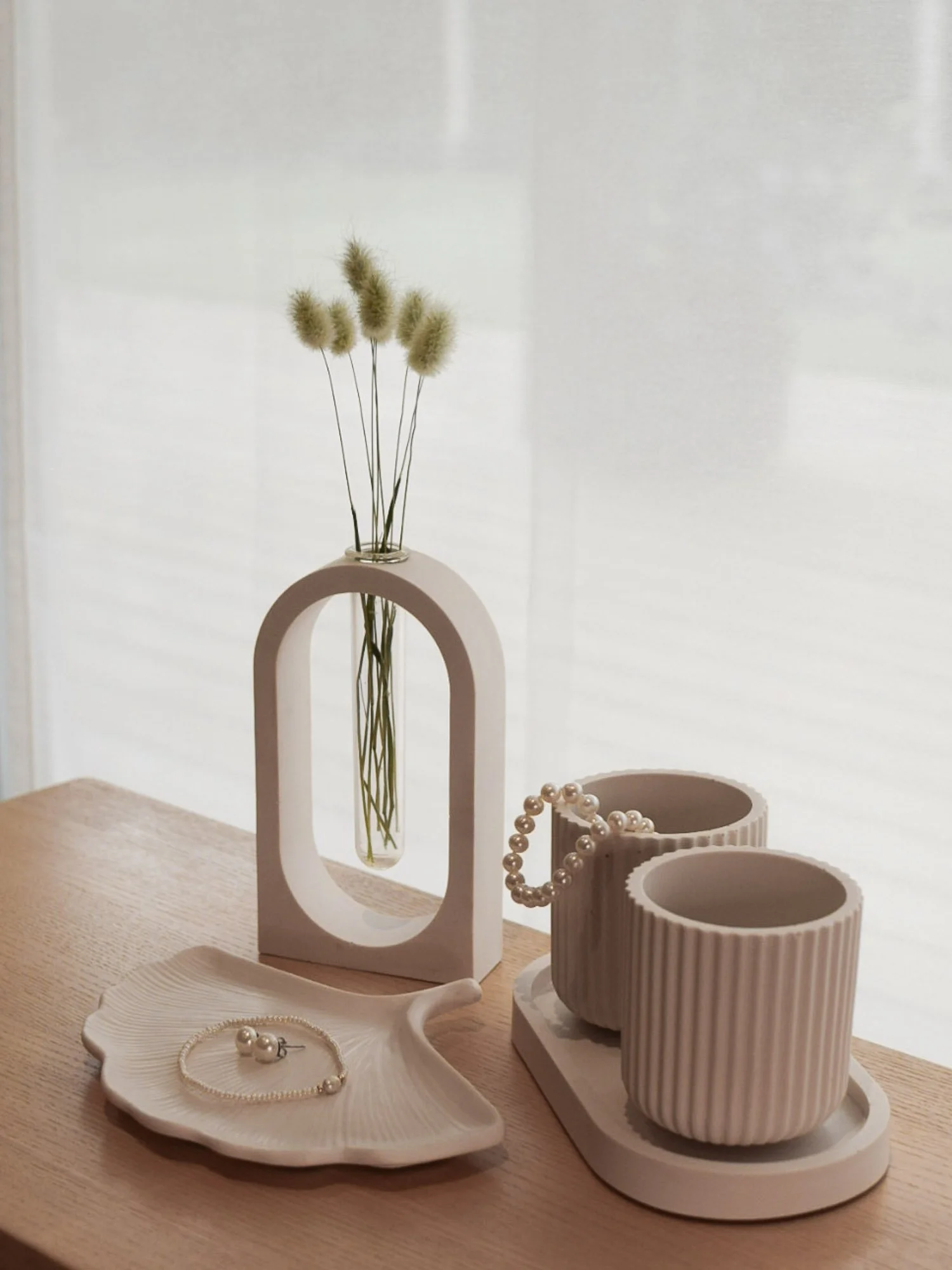 Ekohartsituotteista tehty asetelma olohuoneen tai pukeutumishuoneen sisustukseen.