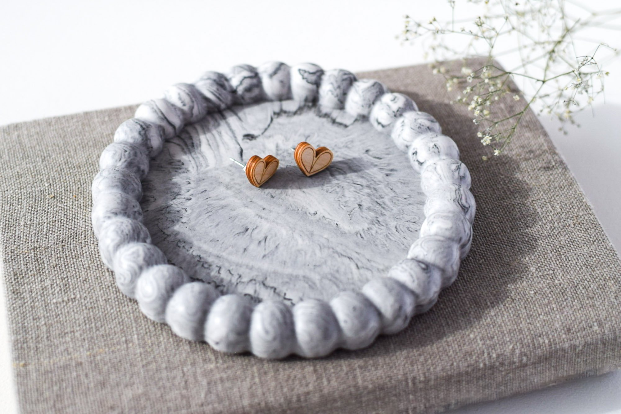 Marmoroitu musta alusta korujen säilytykseen.