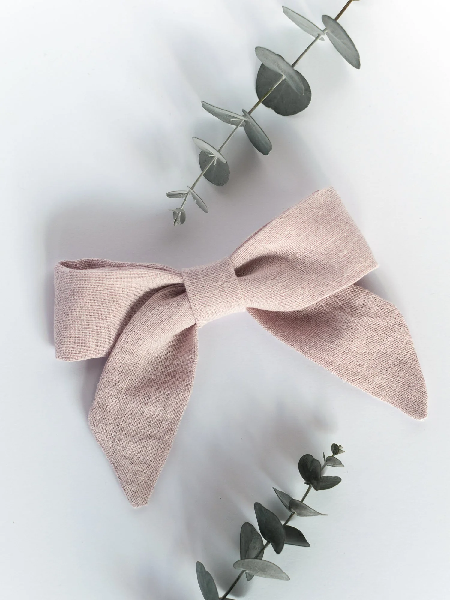 Vaalin pellavasta käsintehty rusetti juhlakampaukseen