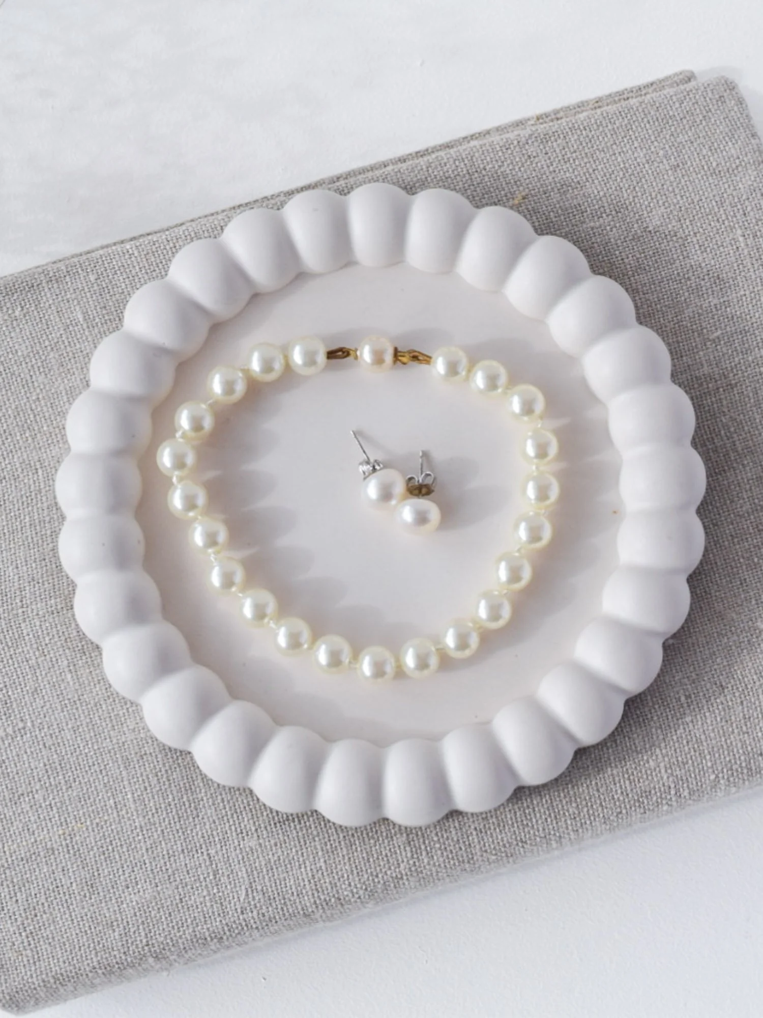 Vaalin minimalistinen korusäilytys tai lasinalunen