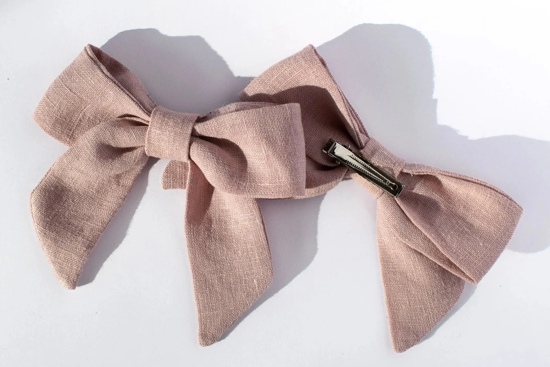 Pellavarusetti hiuksiin klipsikiinnityksellä.