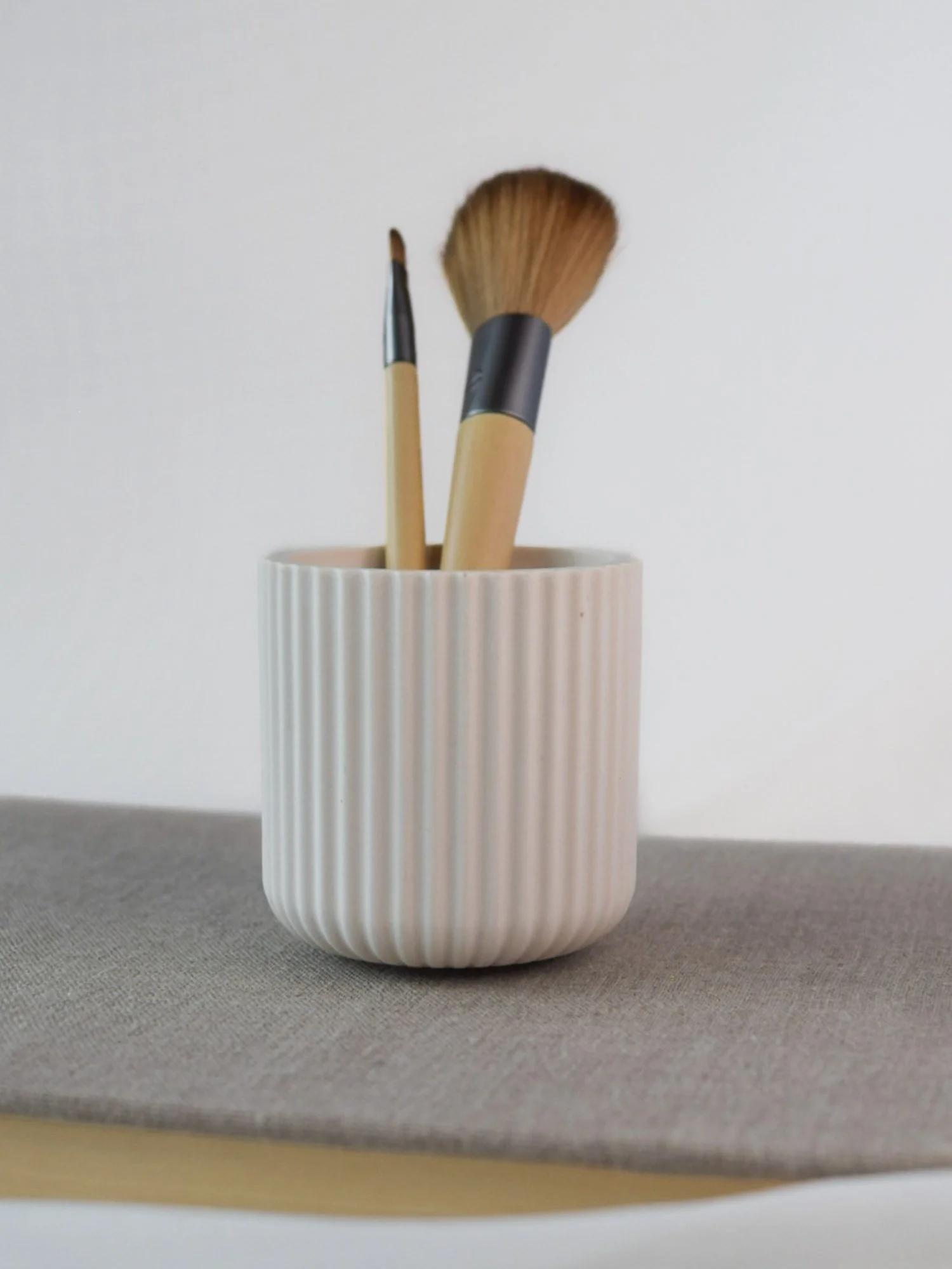 Vaalin skandinaavinen rasia kylpyhuoneen tai toimiston säilytykseen