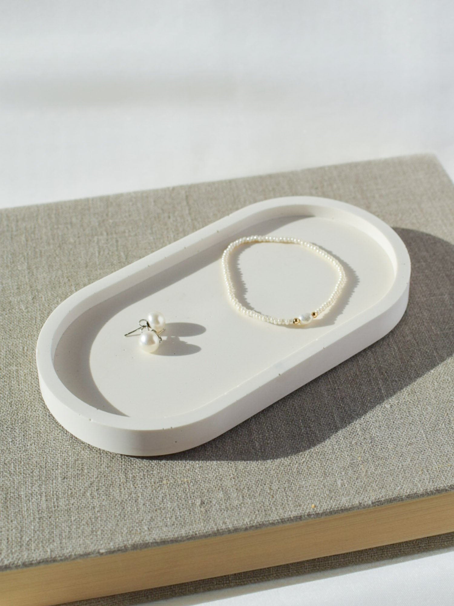 Vaalin ovaali piensäilytys koruille ja kylpyhuoneeseen