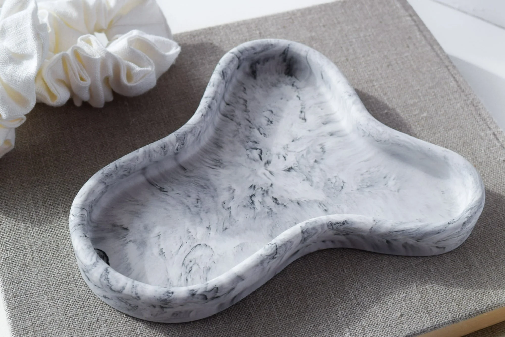 Marmoroitu musta ekohartsista käsin valettu Luoto tarjotin.