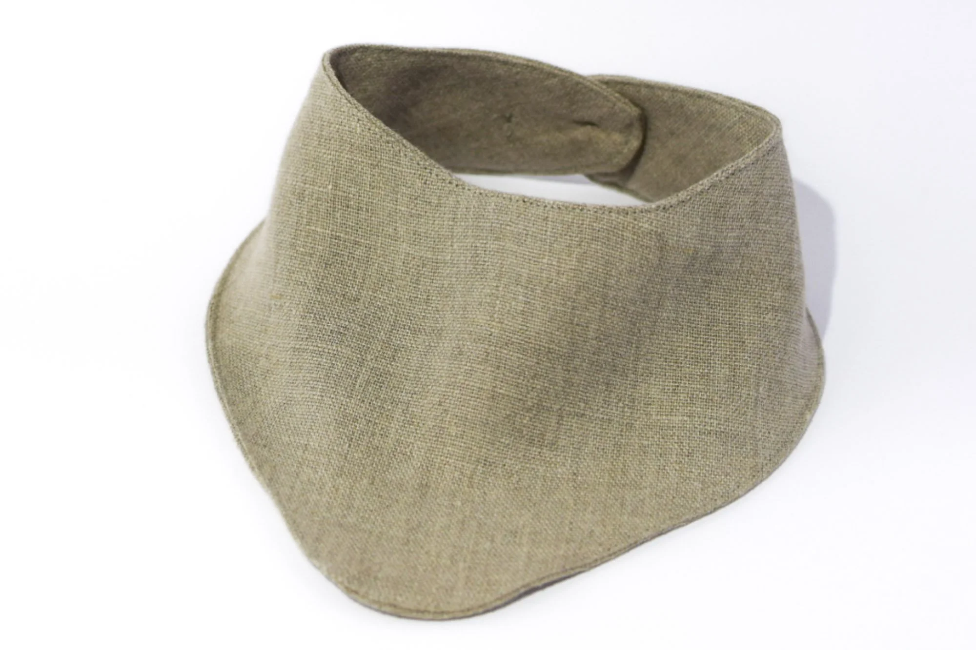 Pellavan värinen kuolahuivi vauvalle.