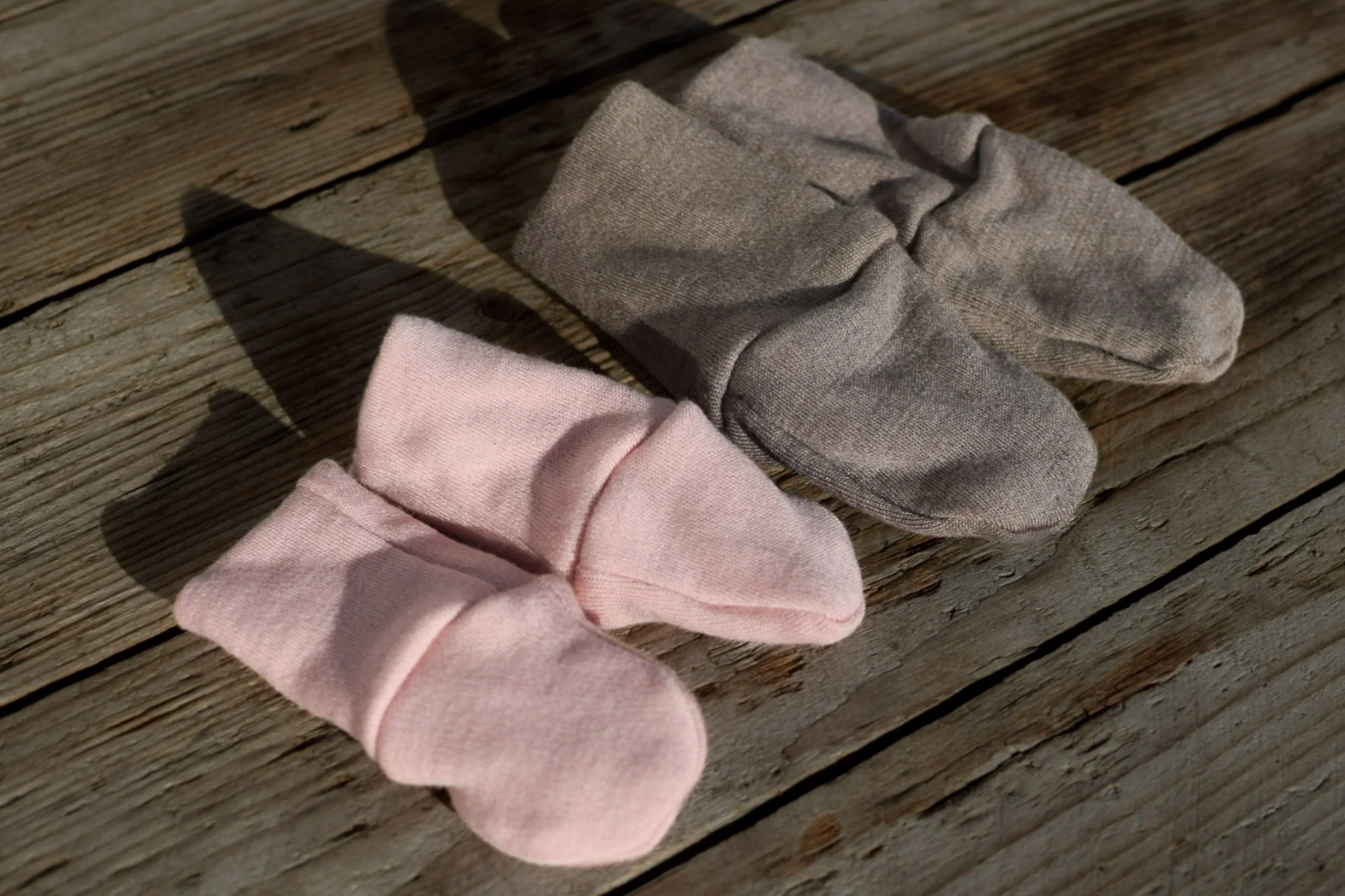 Merinovillatumput vauvalle sävyissä roosa (vaaleanpunainen) ja beige.