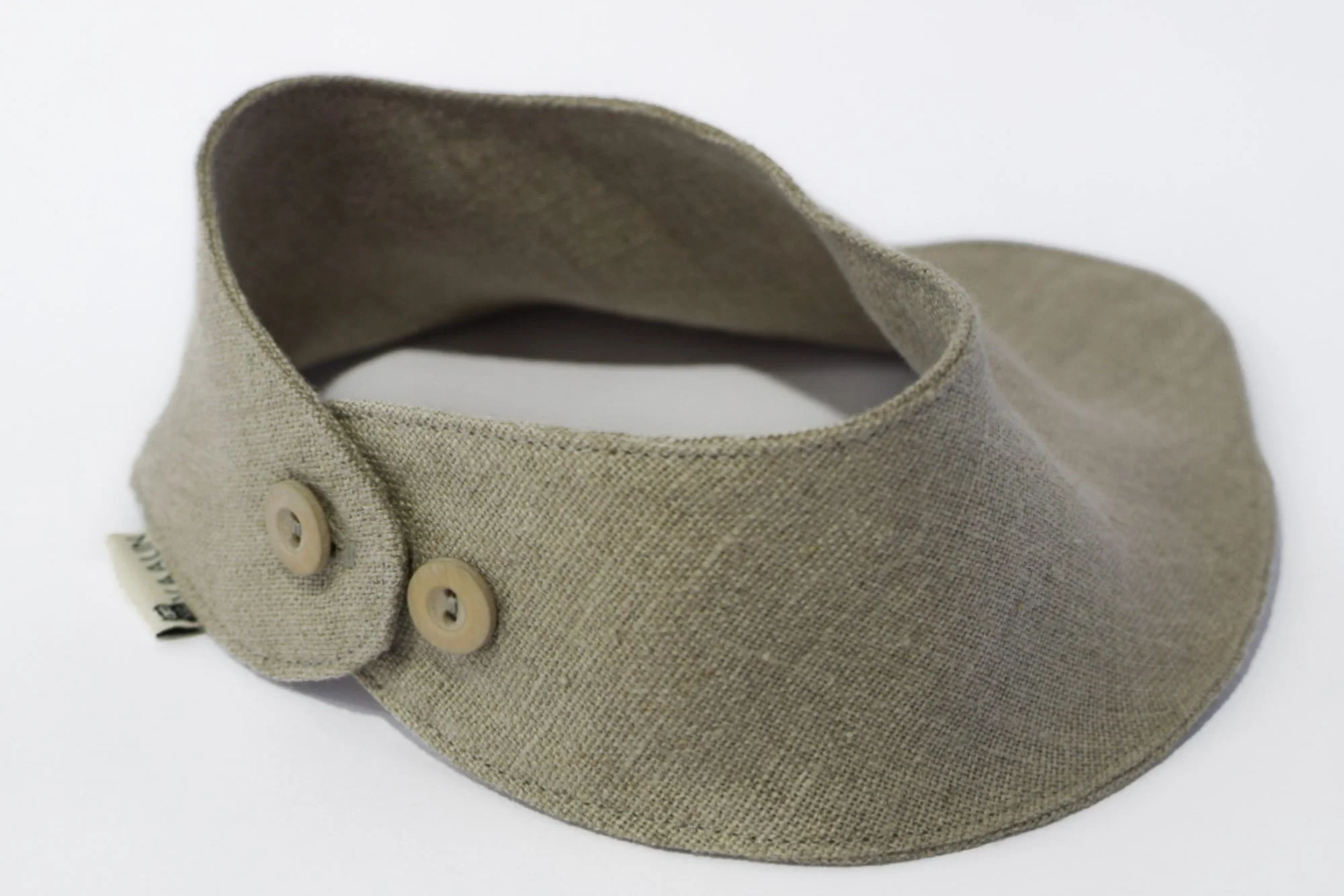 Pellavasta käsintehty kuolalappu vauvalle. Säädettävä kahdella napilla.