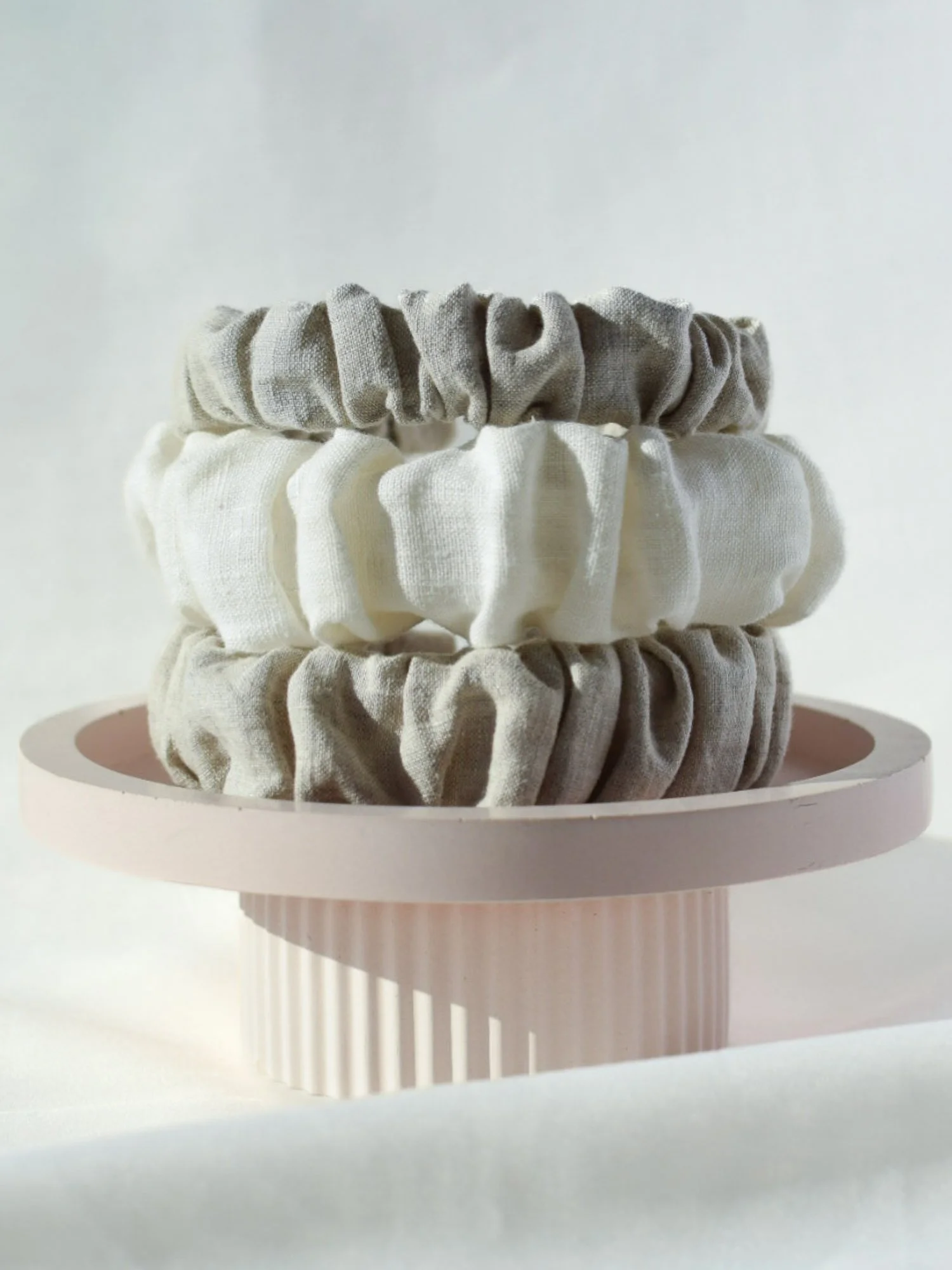 Käsintehtyjä pellavaisia hiuspantoja sävyissä pellava, luonnonvalkoinen ja vanha roosa. 