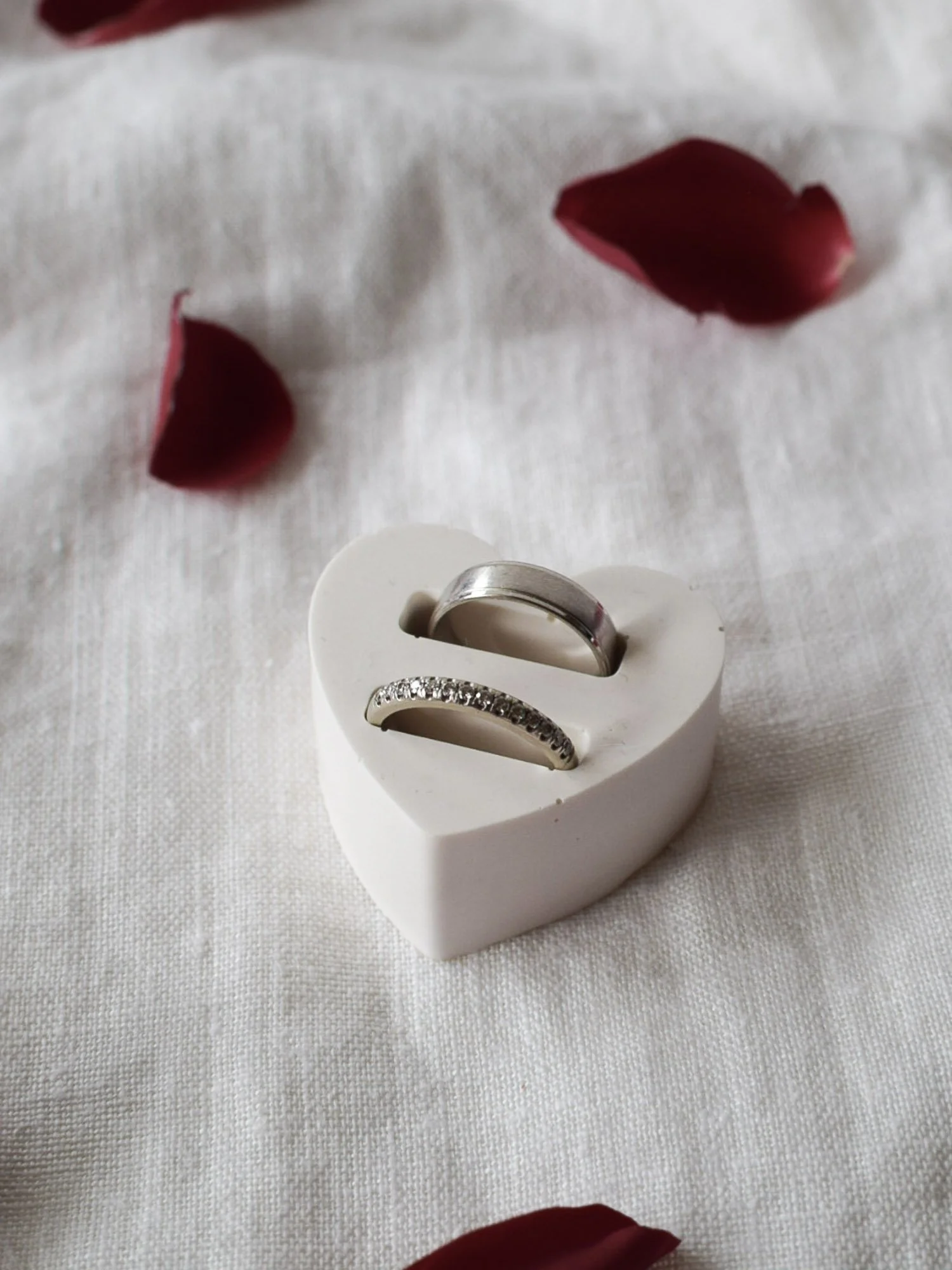 Käsin valettu Hetki sormuspidike kahdelle sormukselle. Erinomainen somiste esimerkiksi vihkisormusten kuvaamiseen ja muuhun hääkuvaukseen.