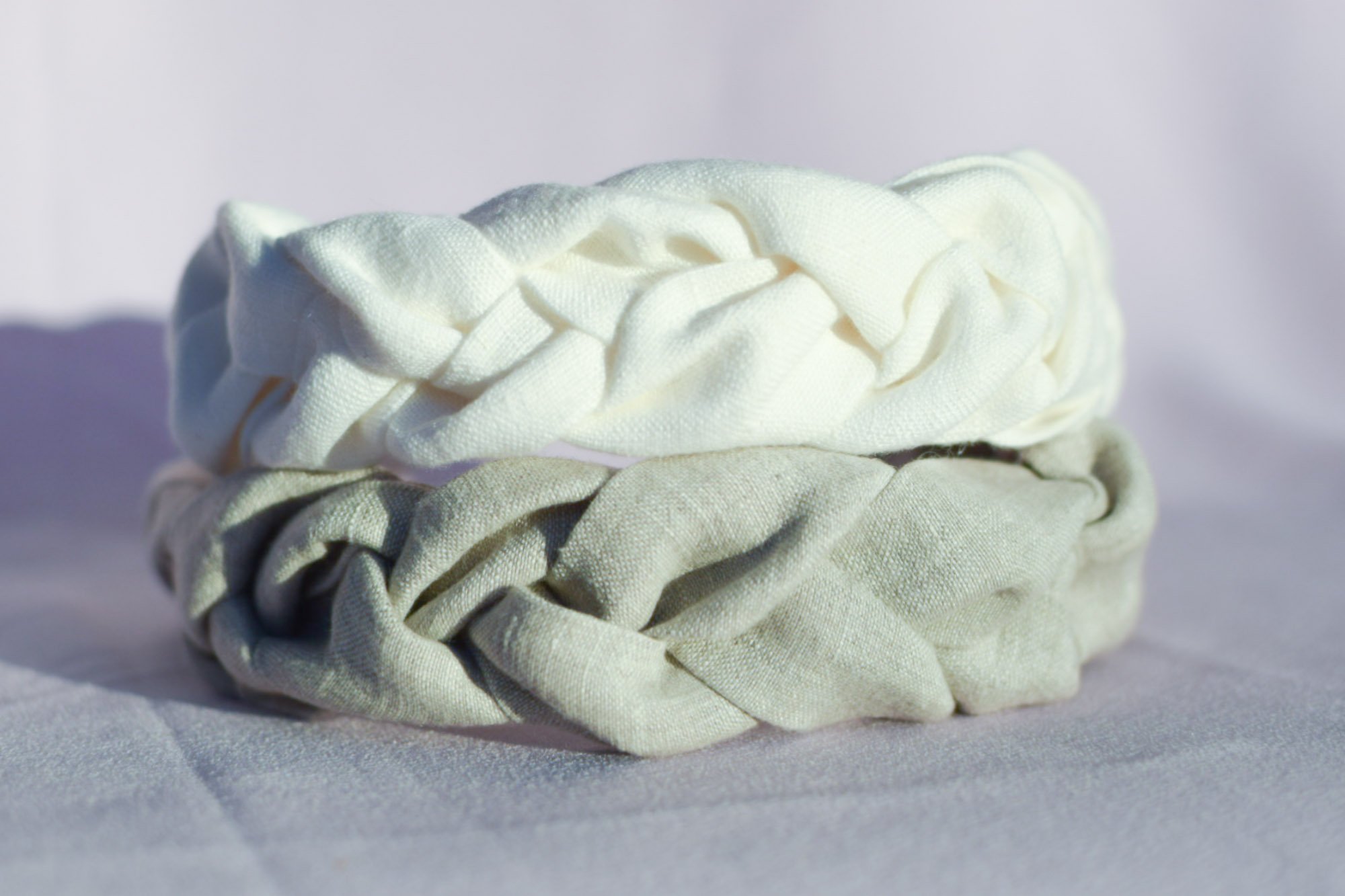 Luonnonvalkoinen ja vaalea pellava lettipanta arkeen ja juhlaan