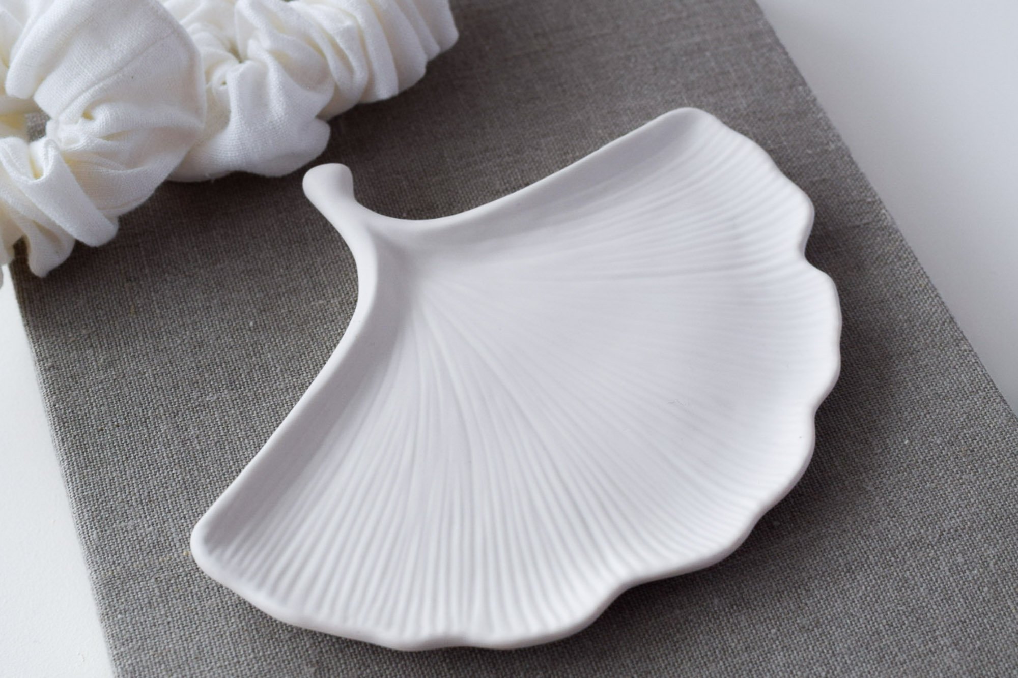 Ekohartsista käsin valettu kaunis lehden muotoinen tarjotin koruille ja muille pienille esineille.