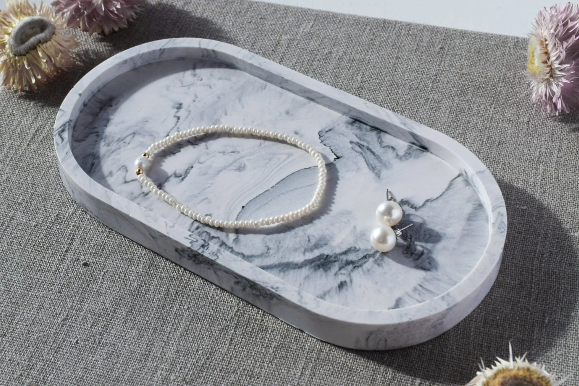 Käsin valettu Aava-tarjotin marmoroidun mustan sävyssä.