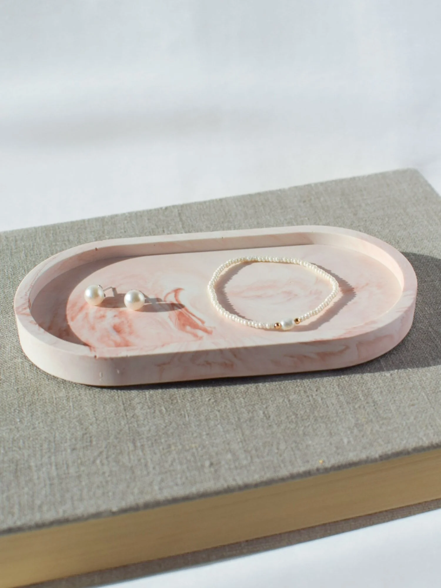 Aava tarjotin sävyssä marmoroitu mahonki korujen säilytykseen ja muuhun piensisustukseen.