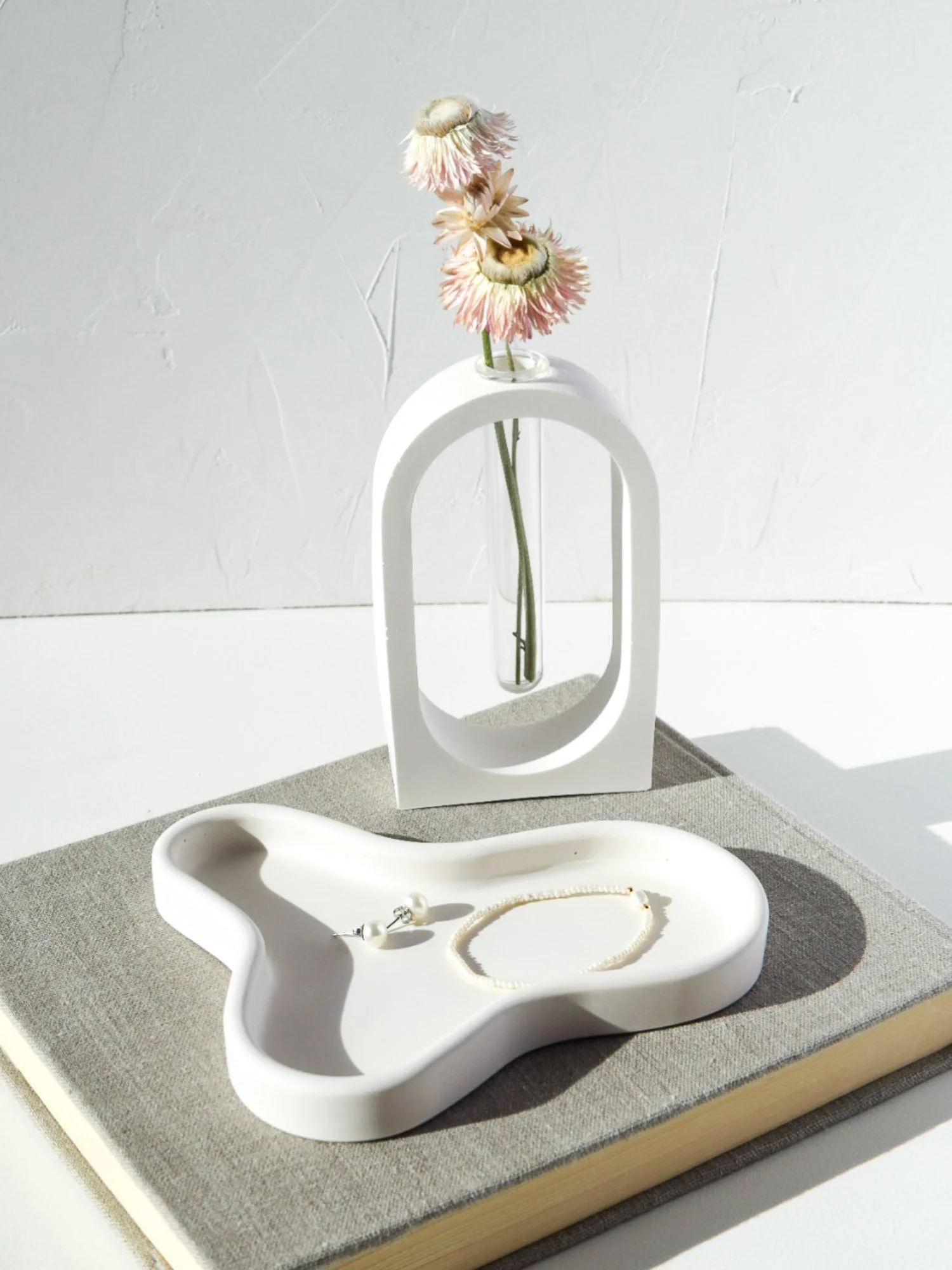 Ekohartsista käsin valettu Kajo kukkamaljakko leikkokukille ja kuivakukille. Luoto tarjotin sopii hyvin pienten tavaroiden säilytykseen.