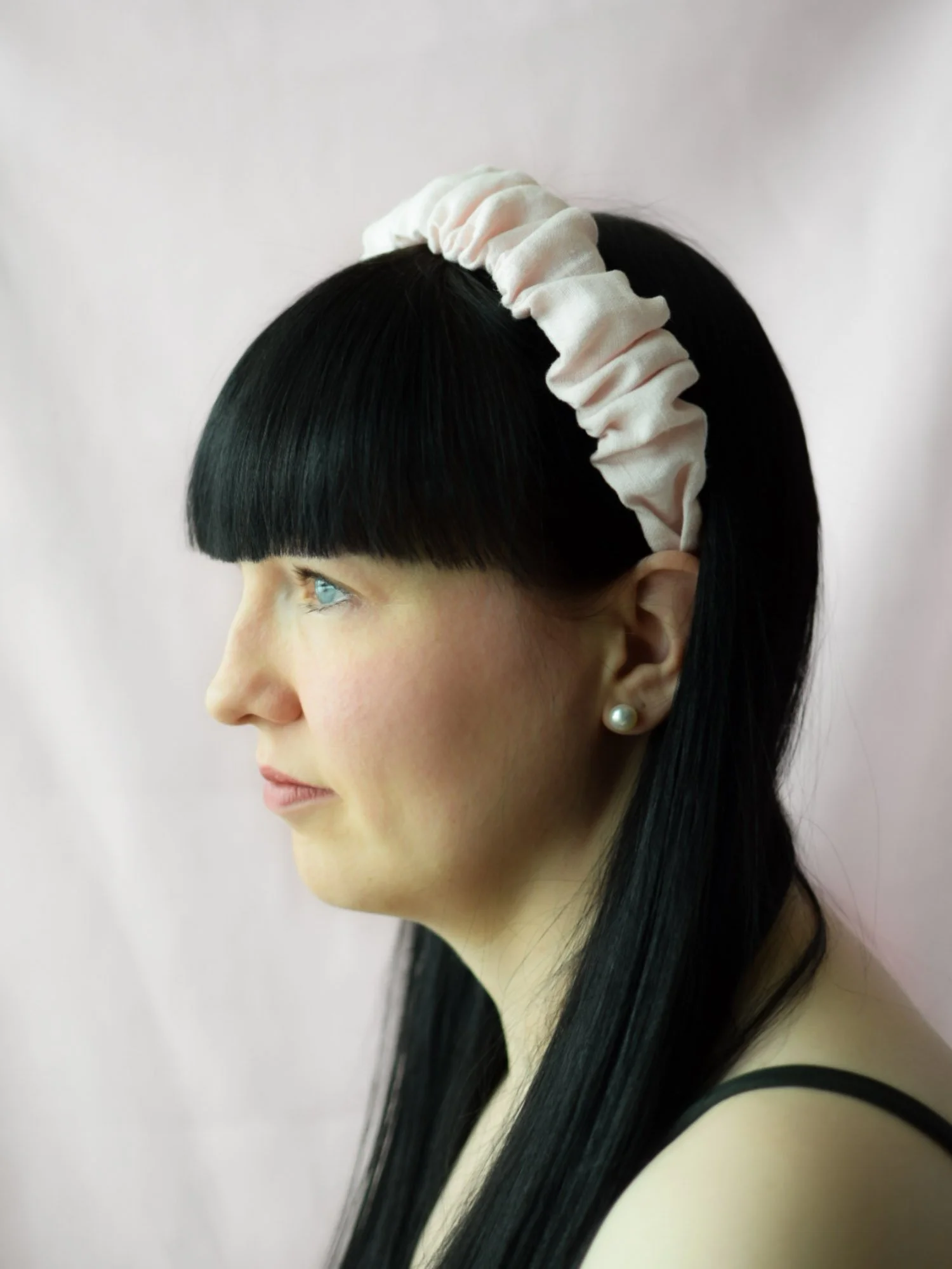 Pellavasta tehty scrunchie-hiuspanta päässä arkeen ja juhlatyyliin.