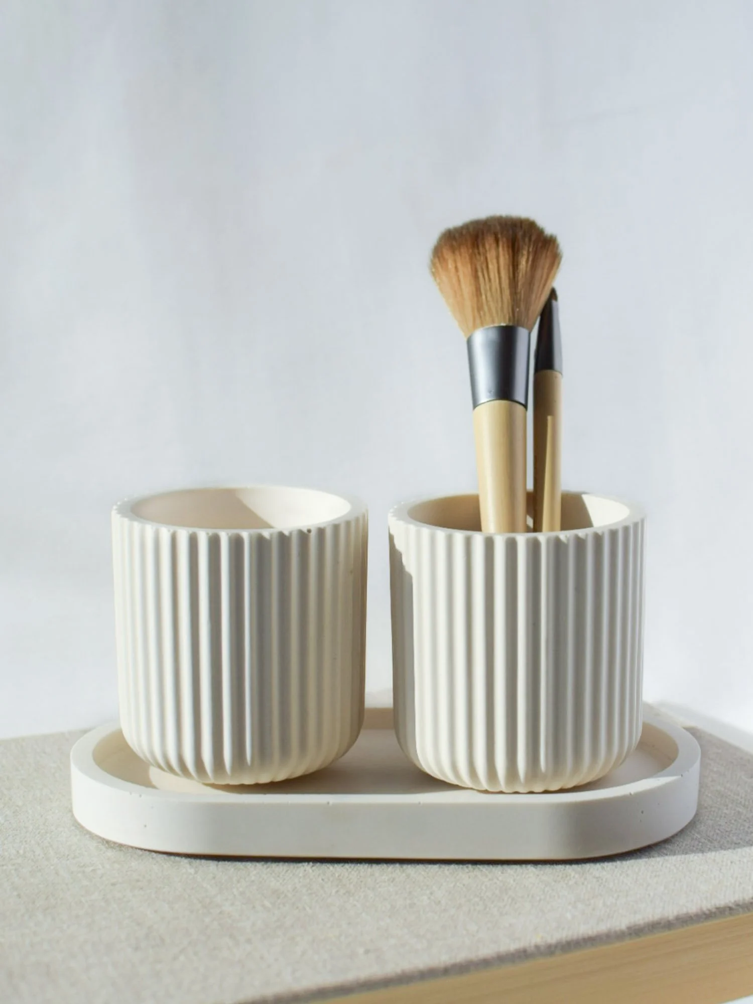 Ekohartsista käsin valetut säilytysratkaisut kylpyhuoneeseen.