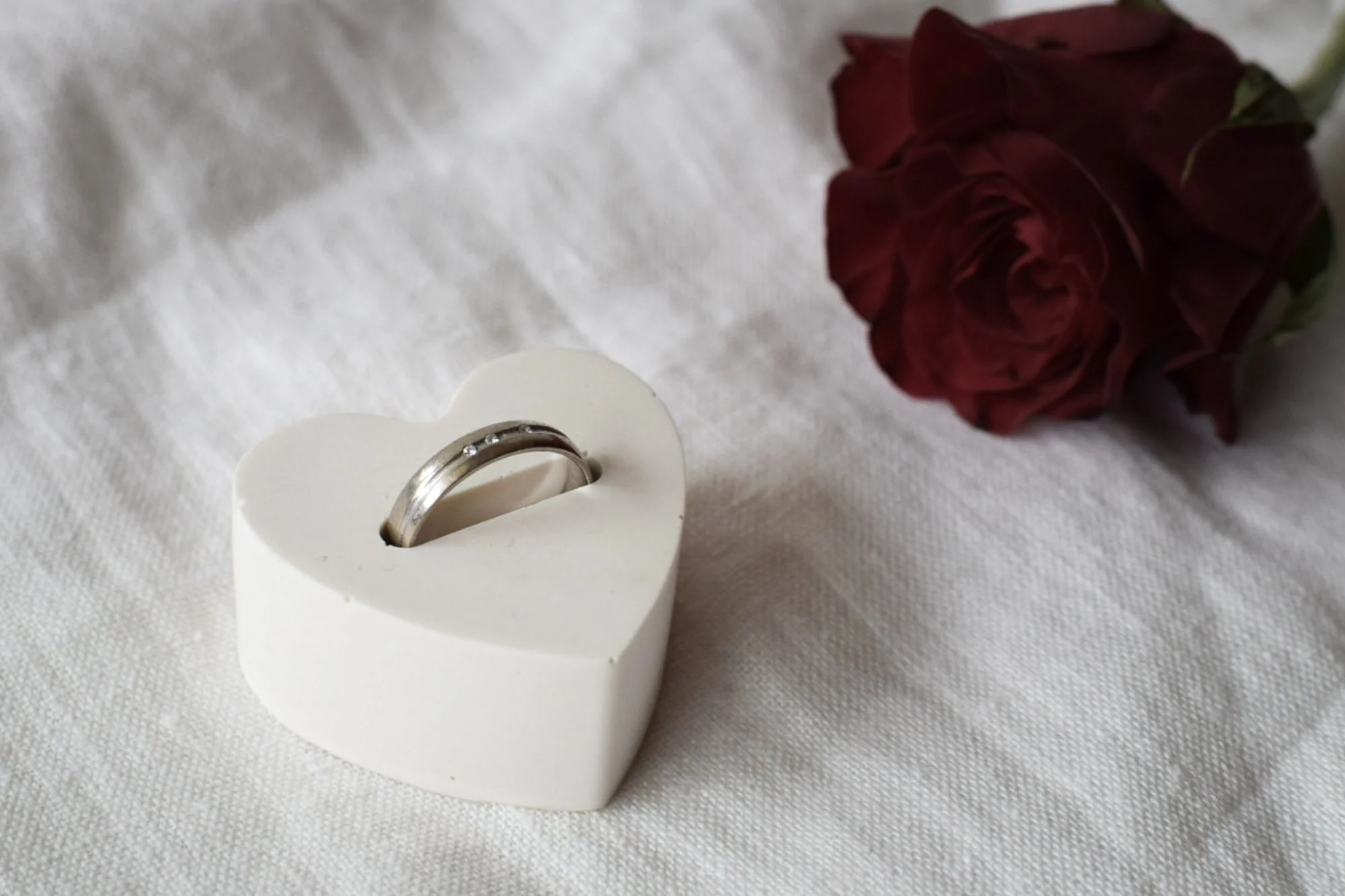 Käsin valettu Hetki sormuspidike ikuistamaan tärkeän kosintahetken. 