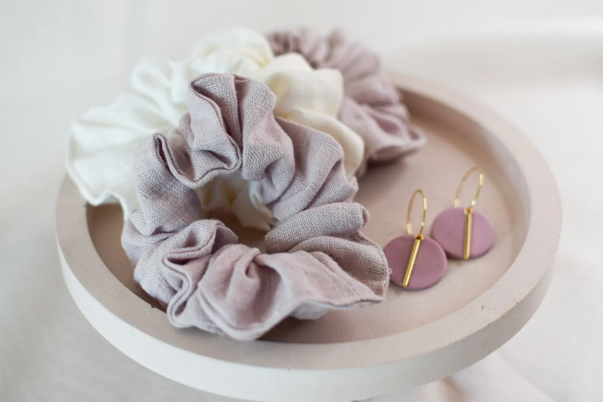 Pellavasta tehdyt hiusdonitsit juhlakampaukseen.