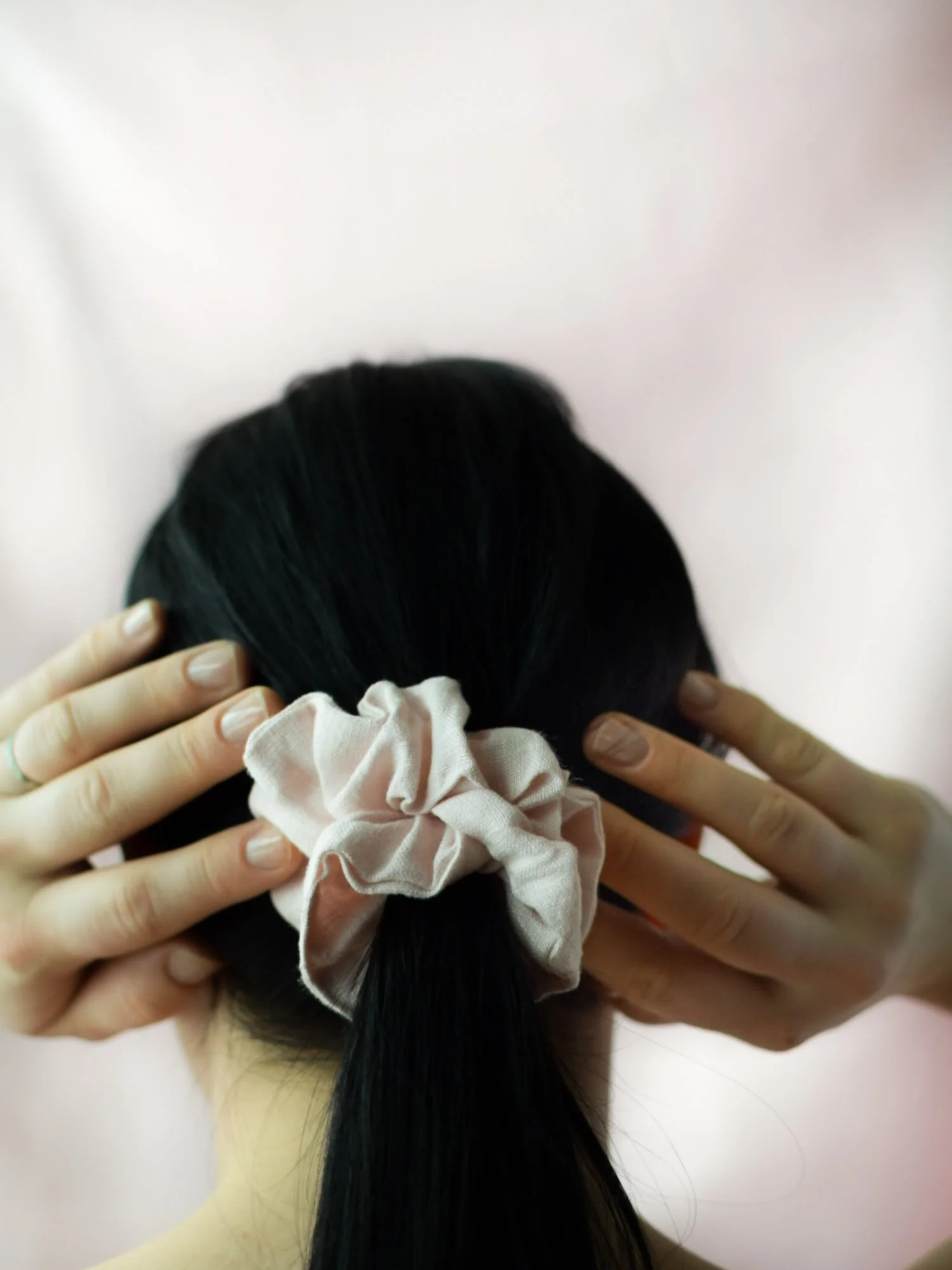 Pellavadonitsi sidottuna pitkiin hiuksiin.