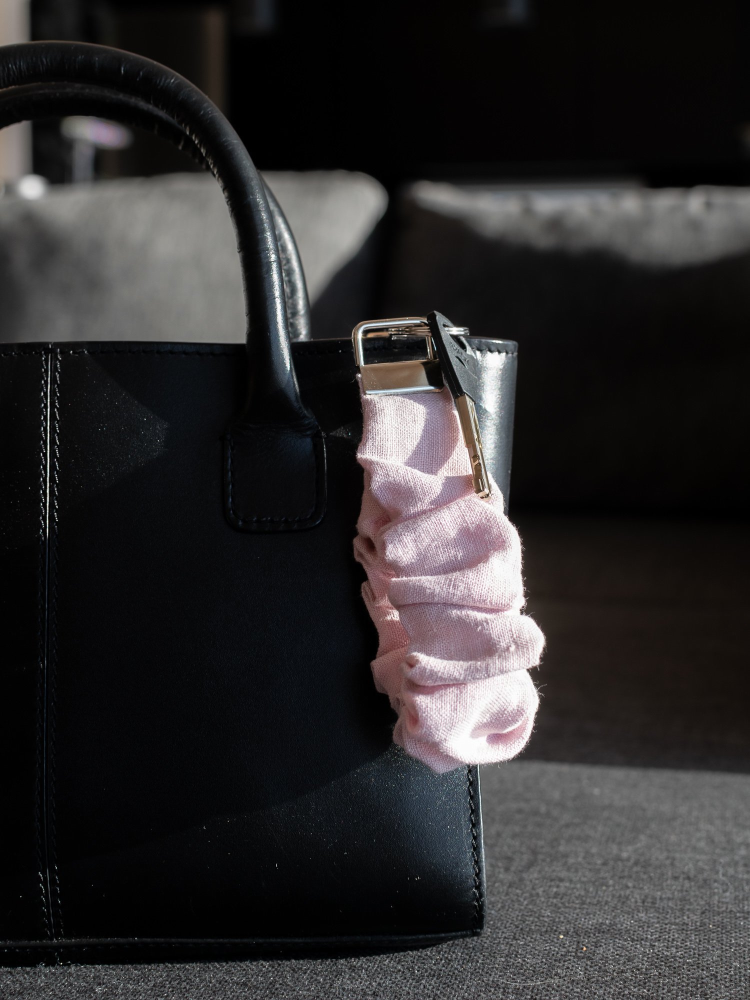 Vaalin pellavasta käsintehty avaimenperä käsilaukkuun