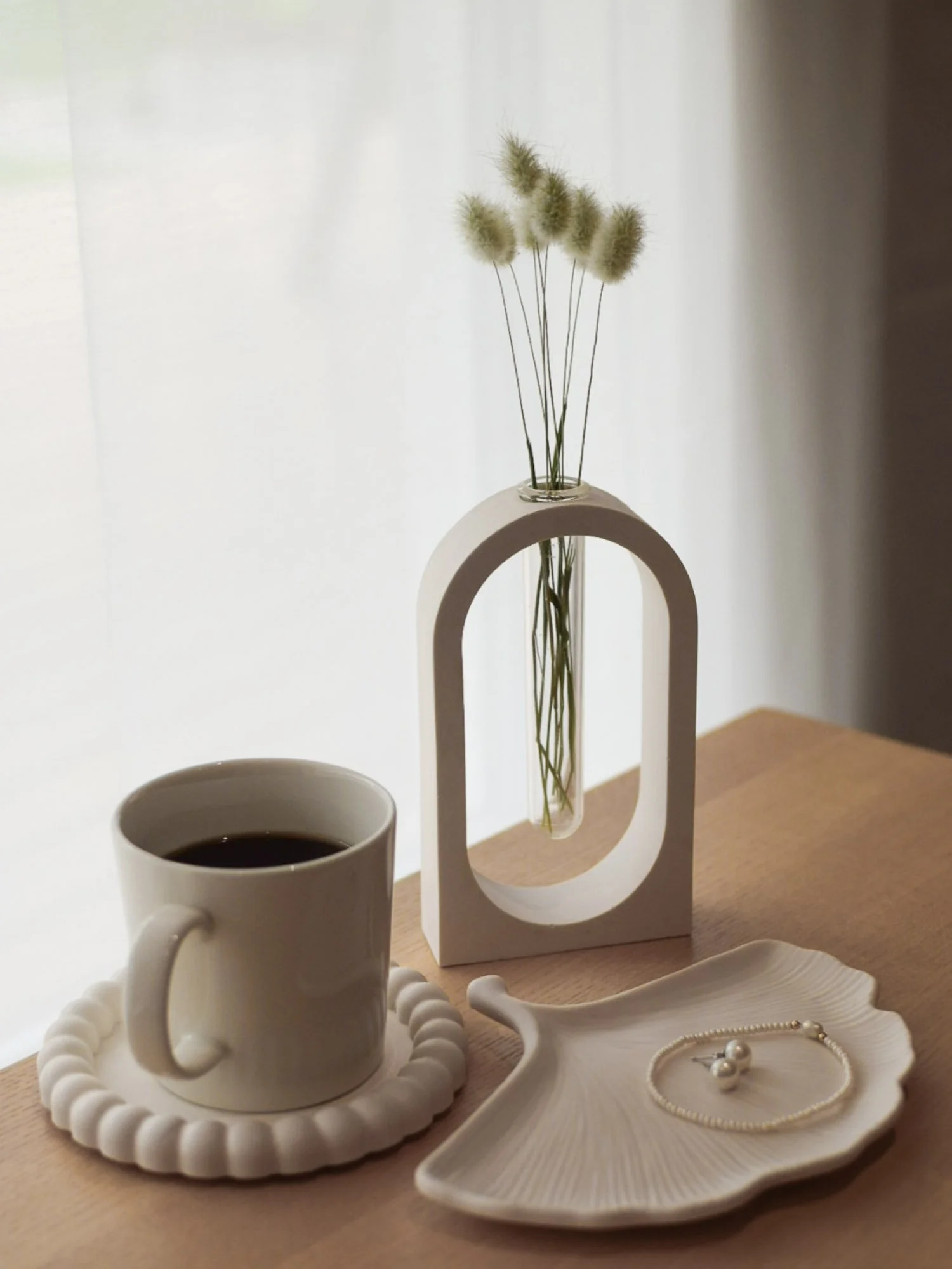 Rauhallinen kahvihetki olohuoneessa ekohartsisilla sisustustuotteilla.