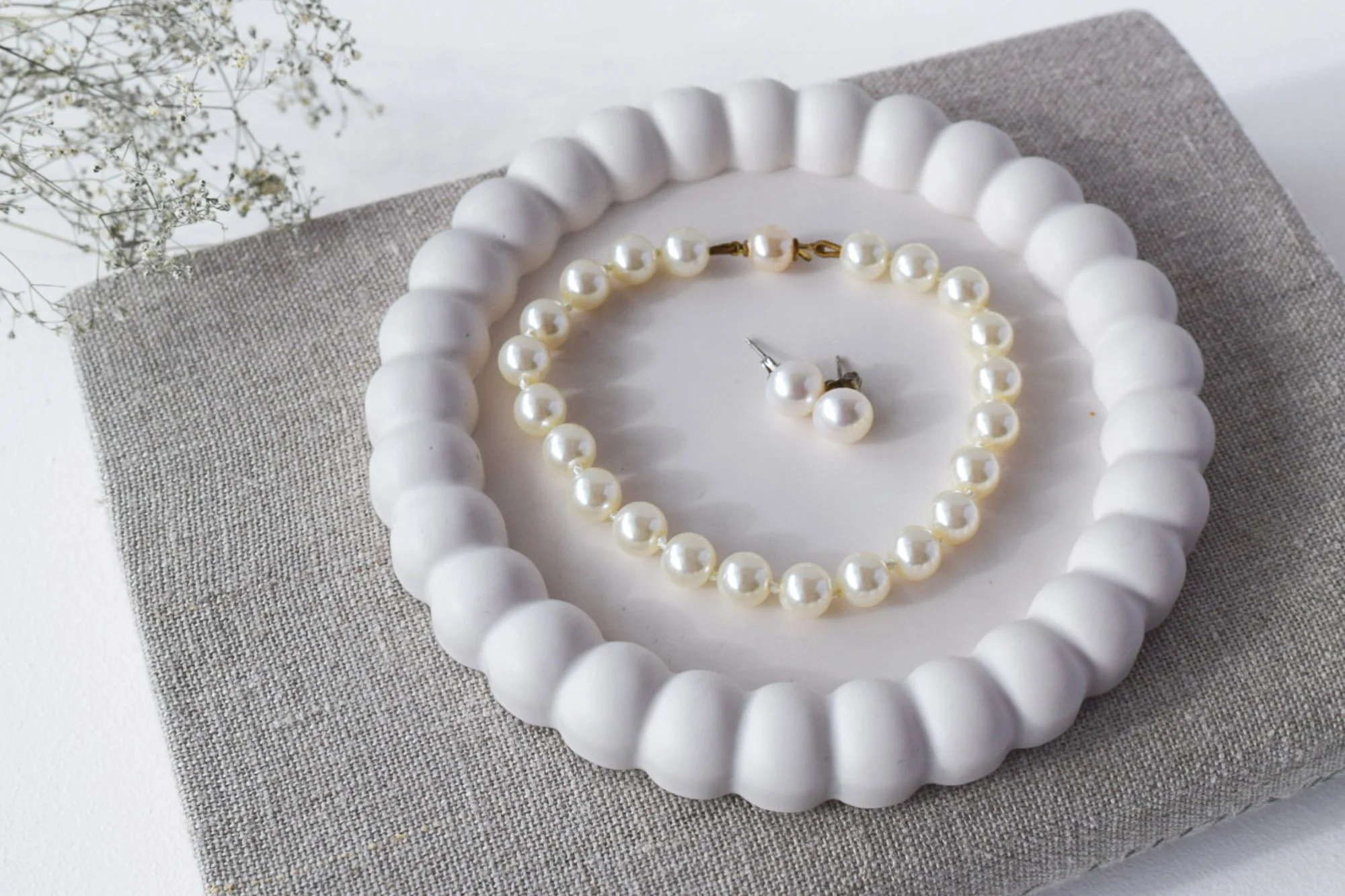 Laine-tarjotin korusäilytykseen ja muuhun piensäilytykseen.