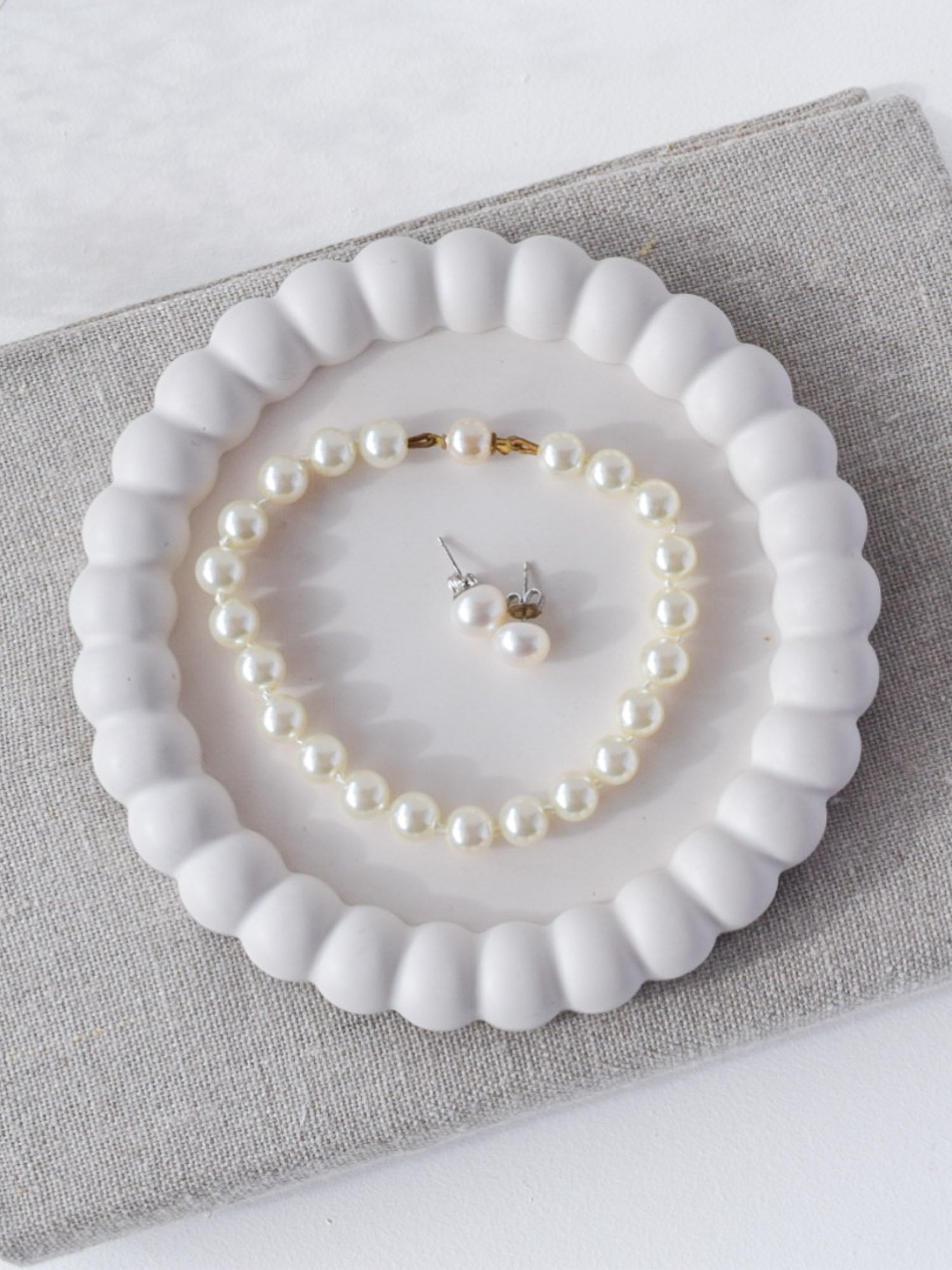 Käsin valettu pyöreä tarjotin koruille ja muille pienille esineille.