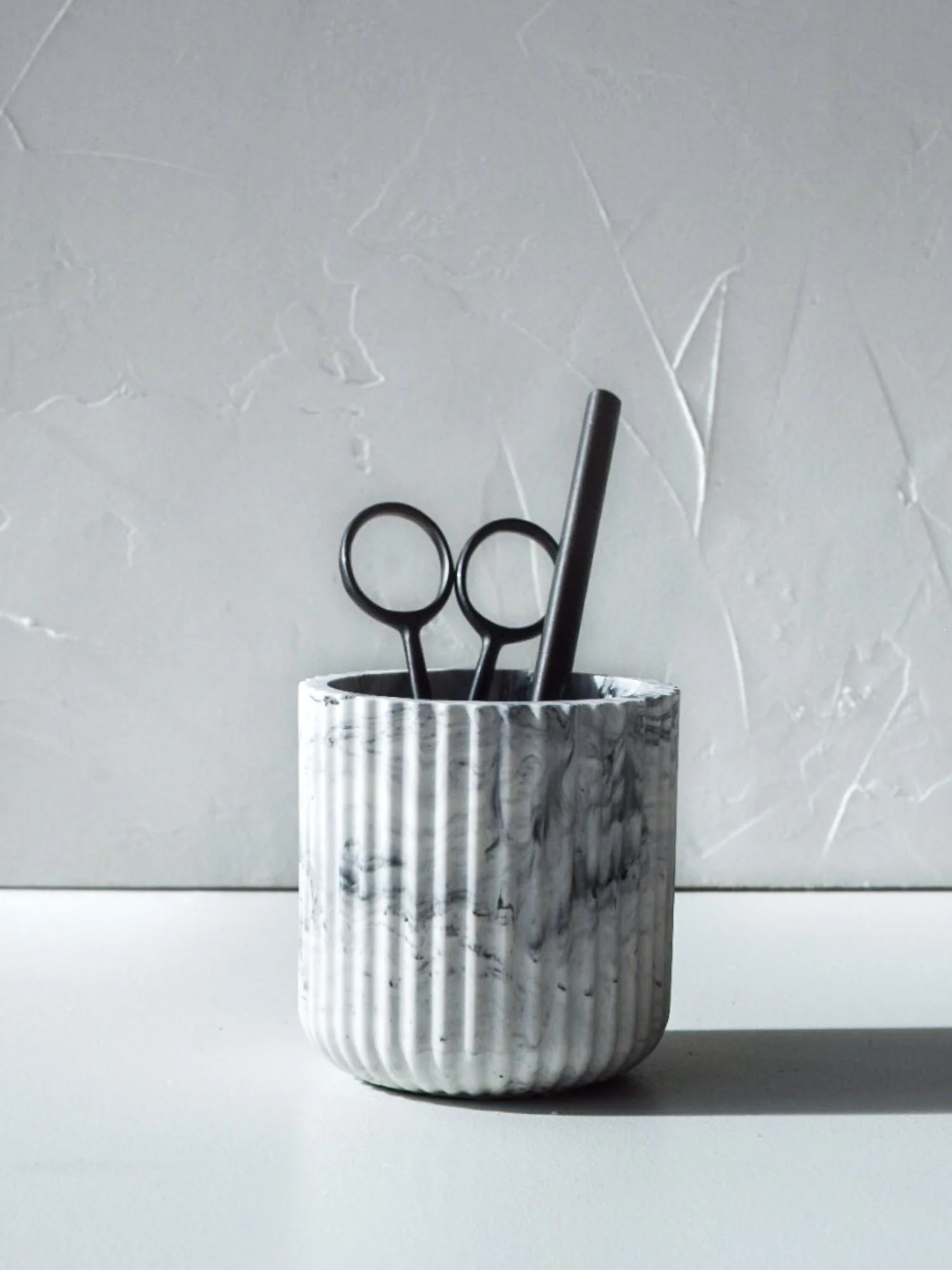 Ekohartsista käsin valettu rasia toimiston ja työpöydän minimalistiseen sisustukseen.