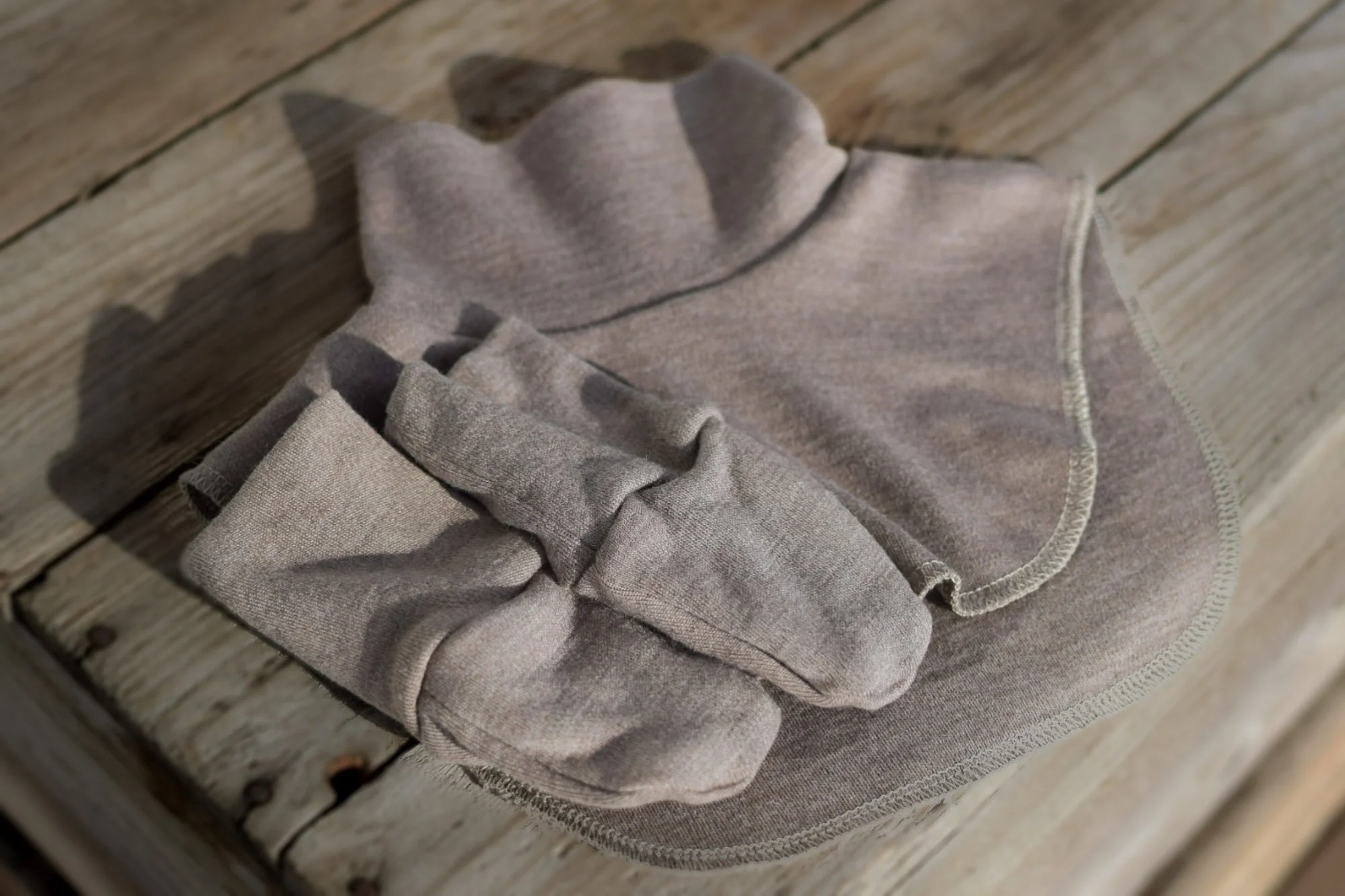 Merinovillakauluri ja vauvan tumput sävyssä beige.