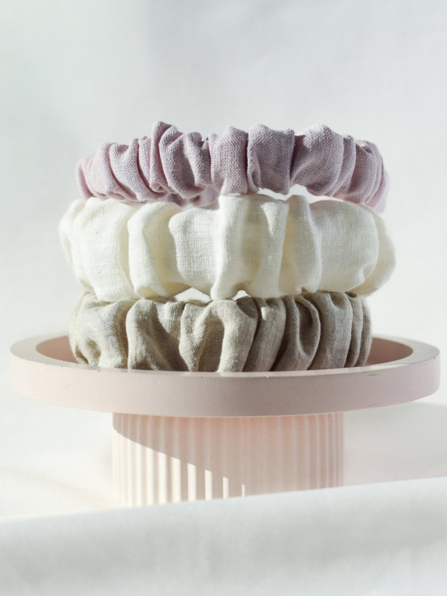 Vaalin käsintehty scrunchiepanta tai kruunupanta pellavasta