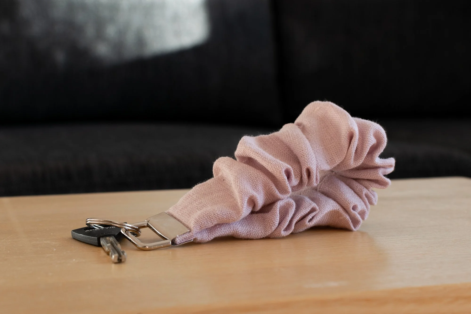 Vaalin arkilenkki avaimenperä vanhan roosan sävyssä.