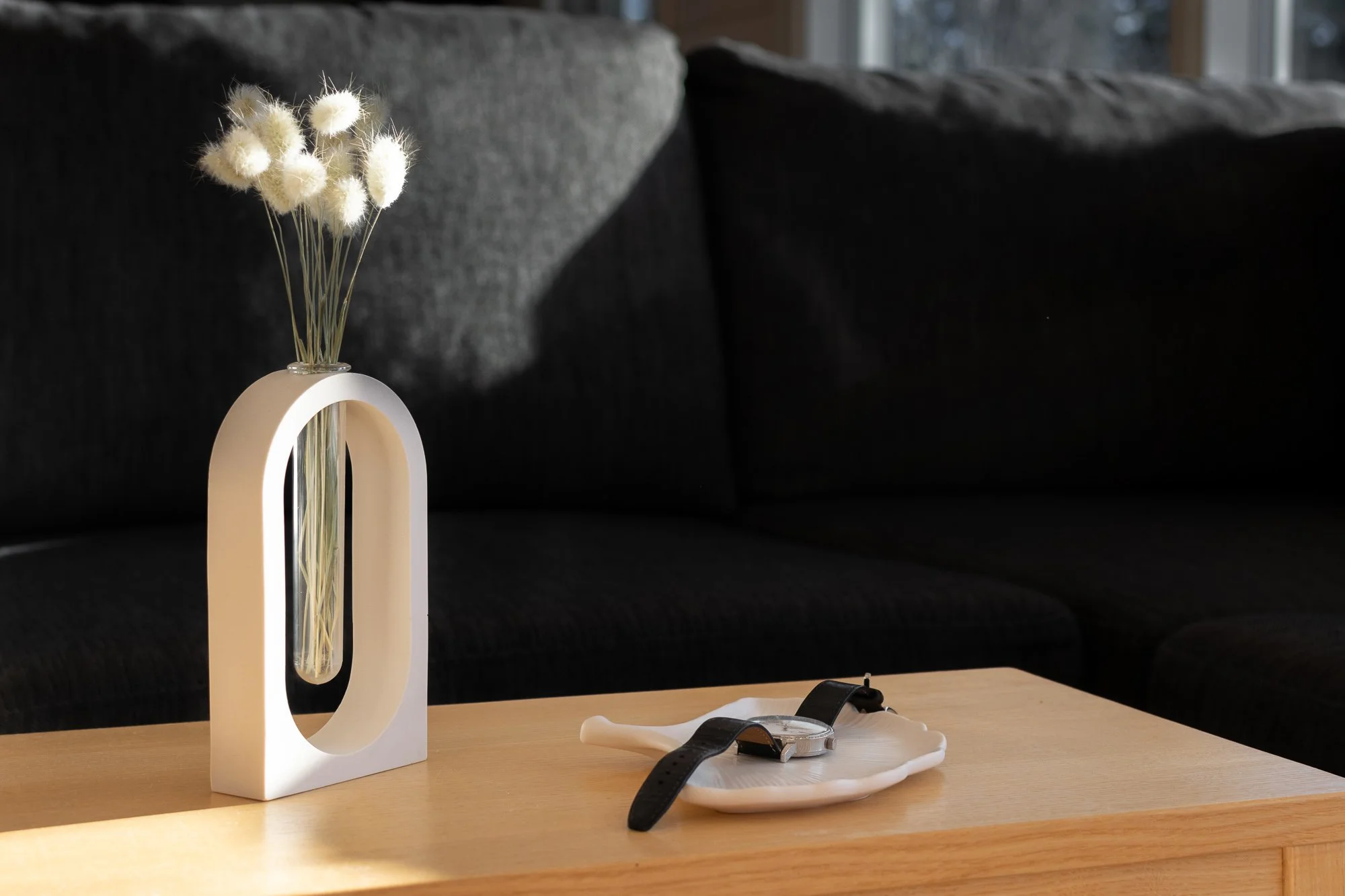 Ekohartsista käsintehty kukkavaasi ja Lumo tarjotin olohuoneen sisustuksessa.