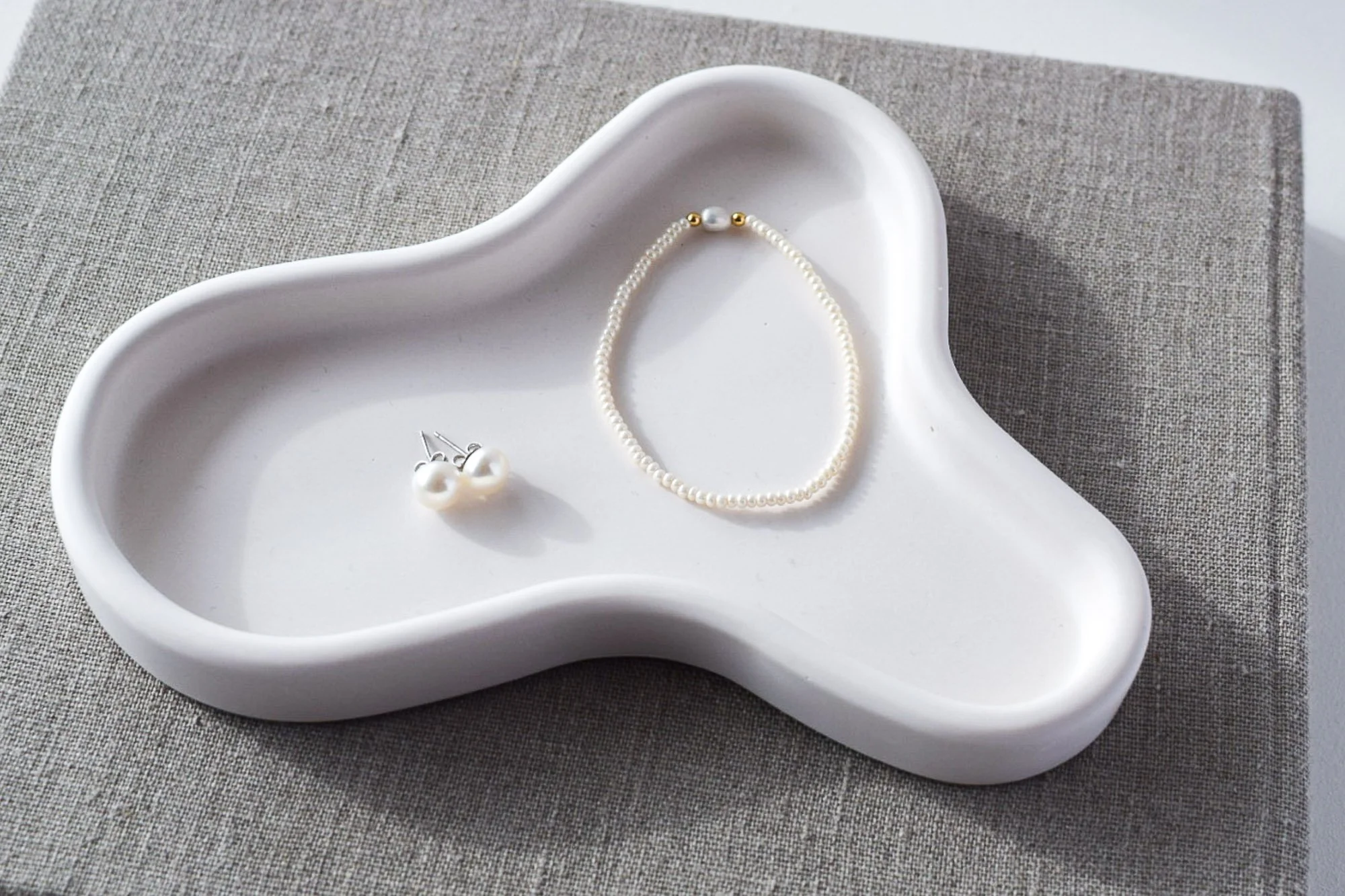 Ekohartsista käsin valettu orgaanisen muotoinen tarjotin esimerkiksi eteiseen avainten säilytykseen tai olohuoneen pöydälle.