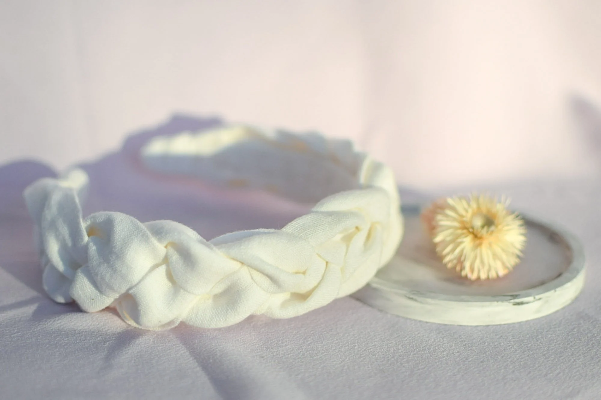 Luonnonvalkoinen lettipanta käsintehtynä pellavasta.