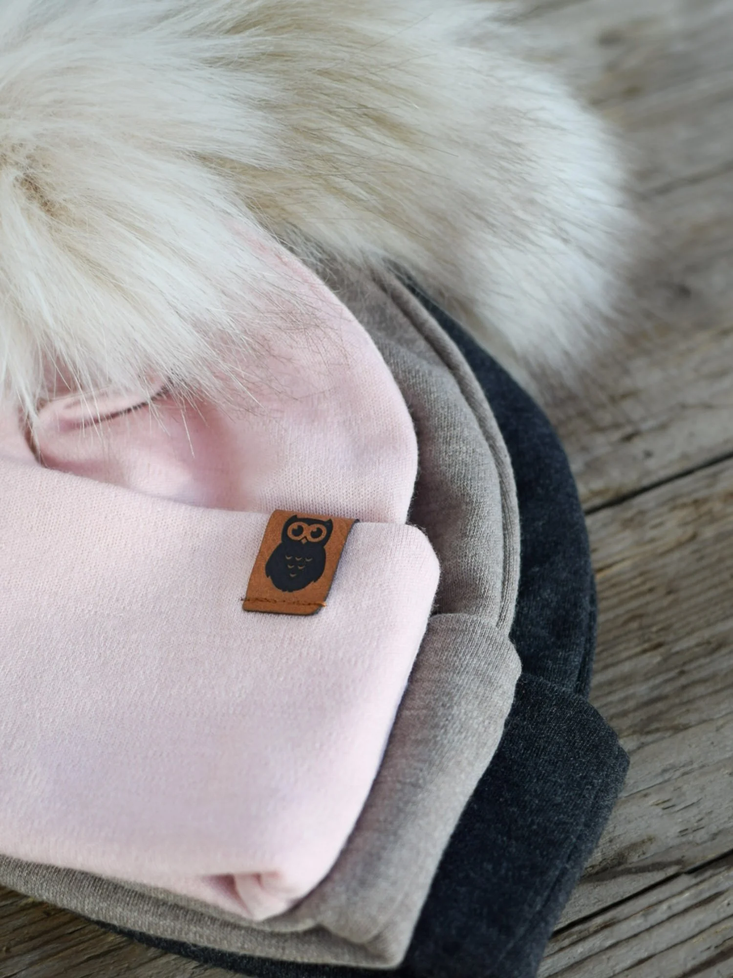 Merinovillaiset tupsupipot sävyissä vaaleanpunainen (roosa), beige ja tummanharmaa.