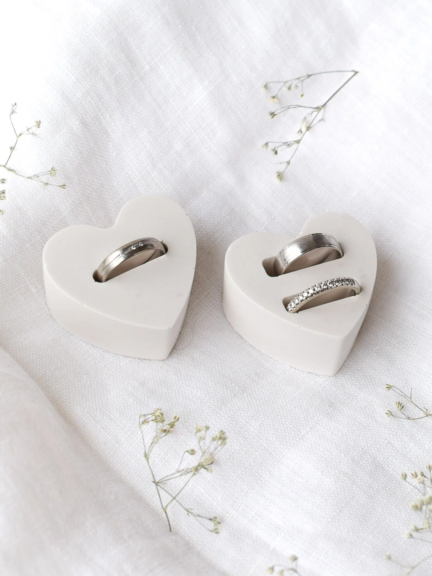 Vaalin sormuspidike kosintaan tai hääkuvaukseen