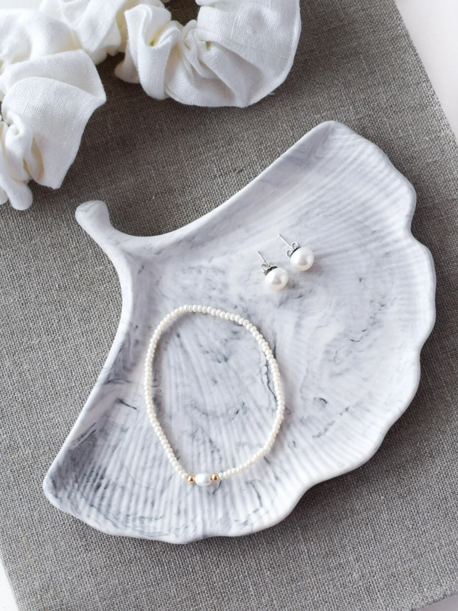 Marmoroitu musta tarjotin korusäilytykseen ja muuhun piensisustukseen.