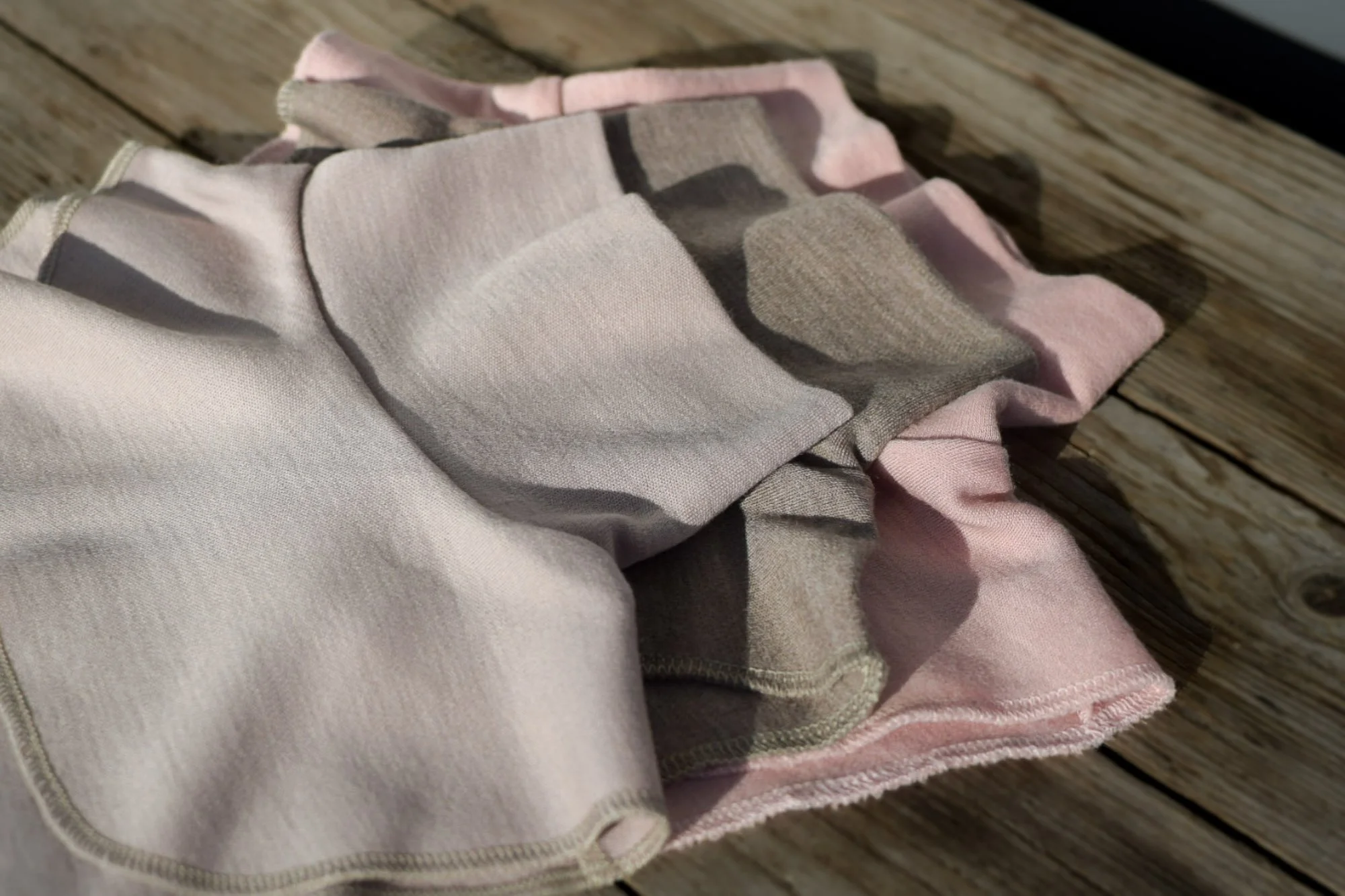 Merinovillasta käsintehty kauluri lapselle sävyissä latte, beige ja roosa (vaaleanpunainen).