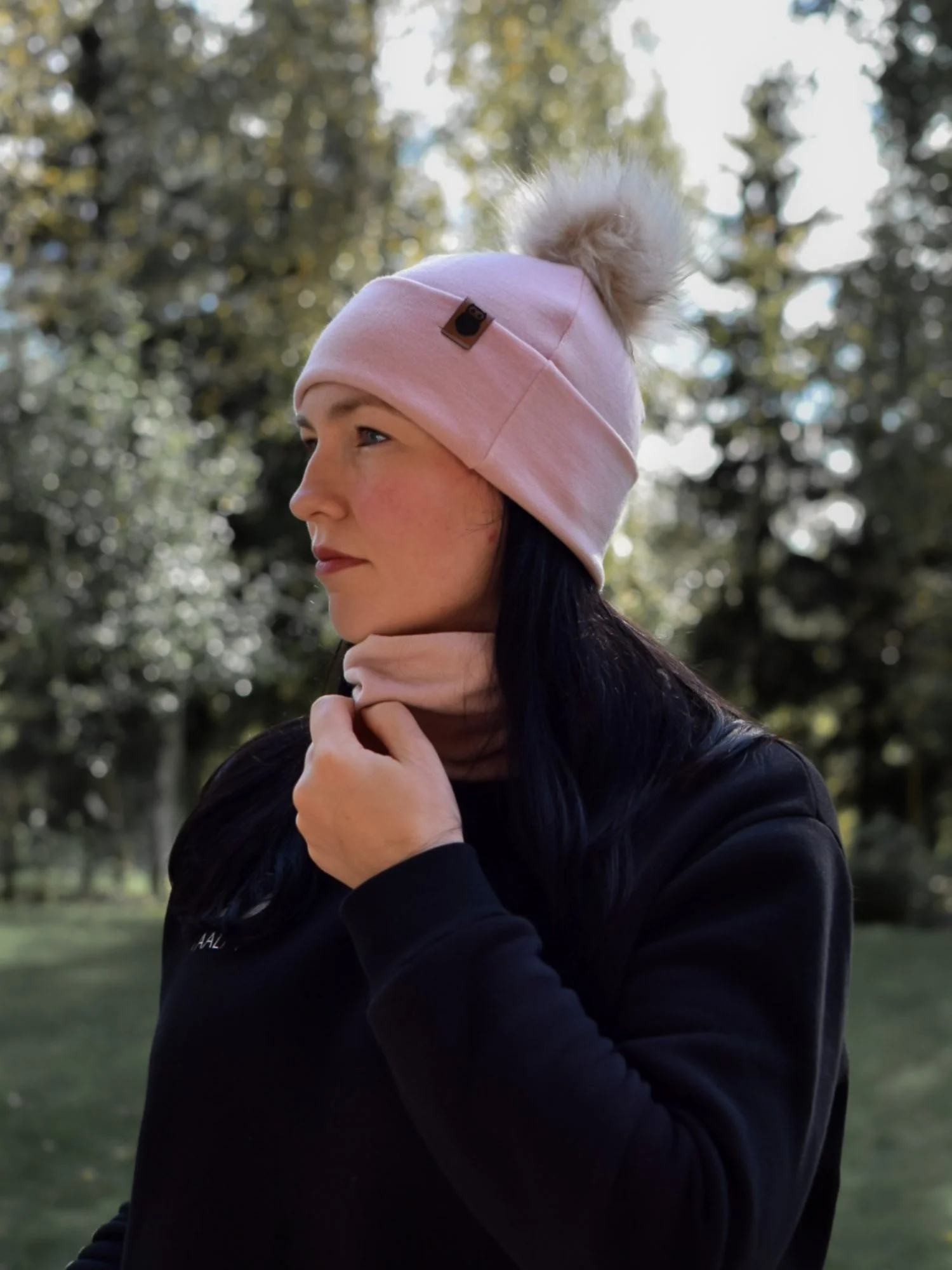 Roosa (vaaleanpunainen) merinovillapipo tupsulla sekä tuubihuivi.