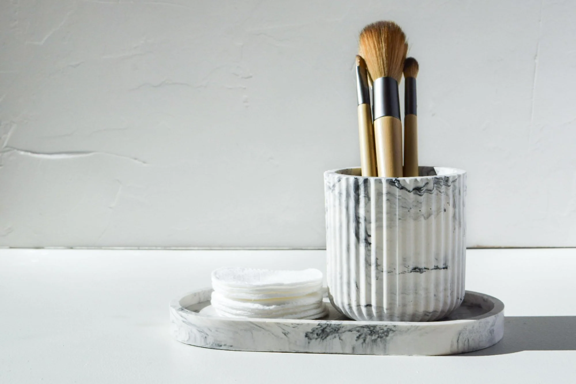 Aava ja Kuohu sopivat hyvin yhteen. Ne sopivat kylpyhuoneeseen vanulappujen, meikkisiveltimien ja vanupuikkojen säilytykseen.